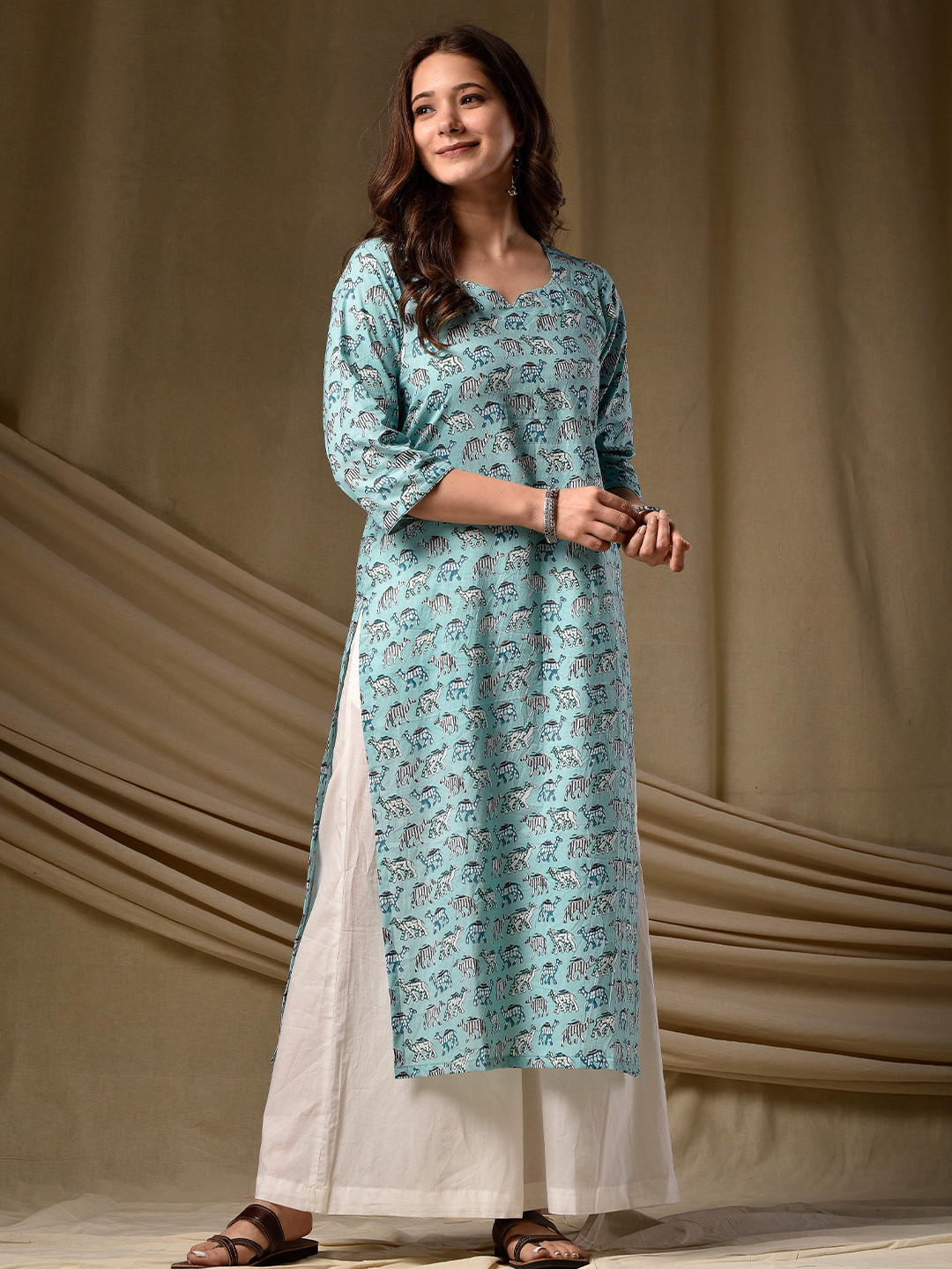 

DIMPLE DESIGN STUDIO Conversational Printed Sweetheart Neck Cotton Straight Kurta, Blue