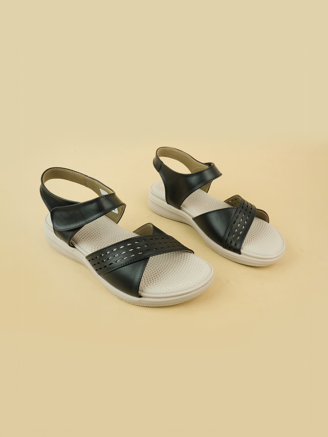 

Ozuri Women Open Toe Flats, Black