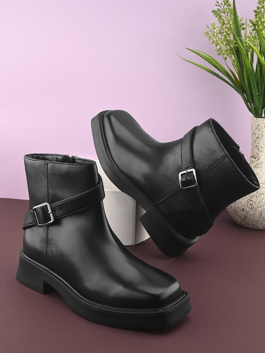 

The Roadster Lifestyle Co Women Ankle Chelsea Boots, Black