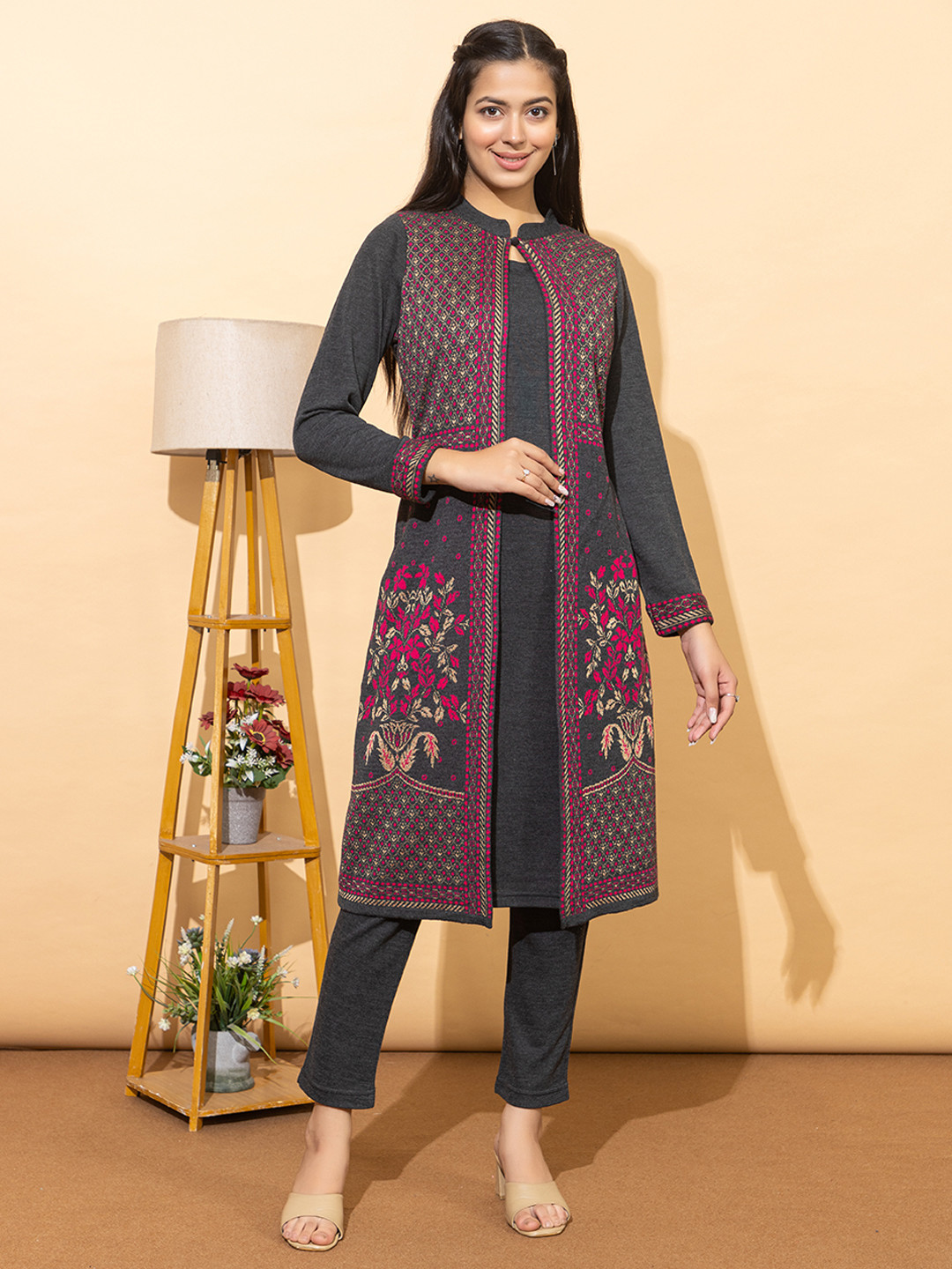 

Anouk Mandarin Collar Floral Woven Design Acrylic Straight Kurta, Charcoal