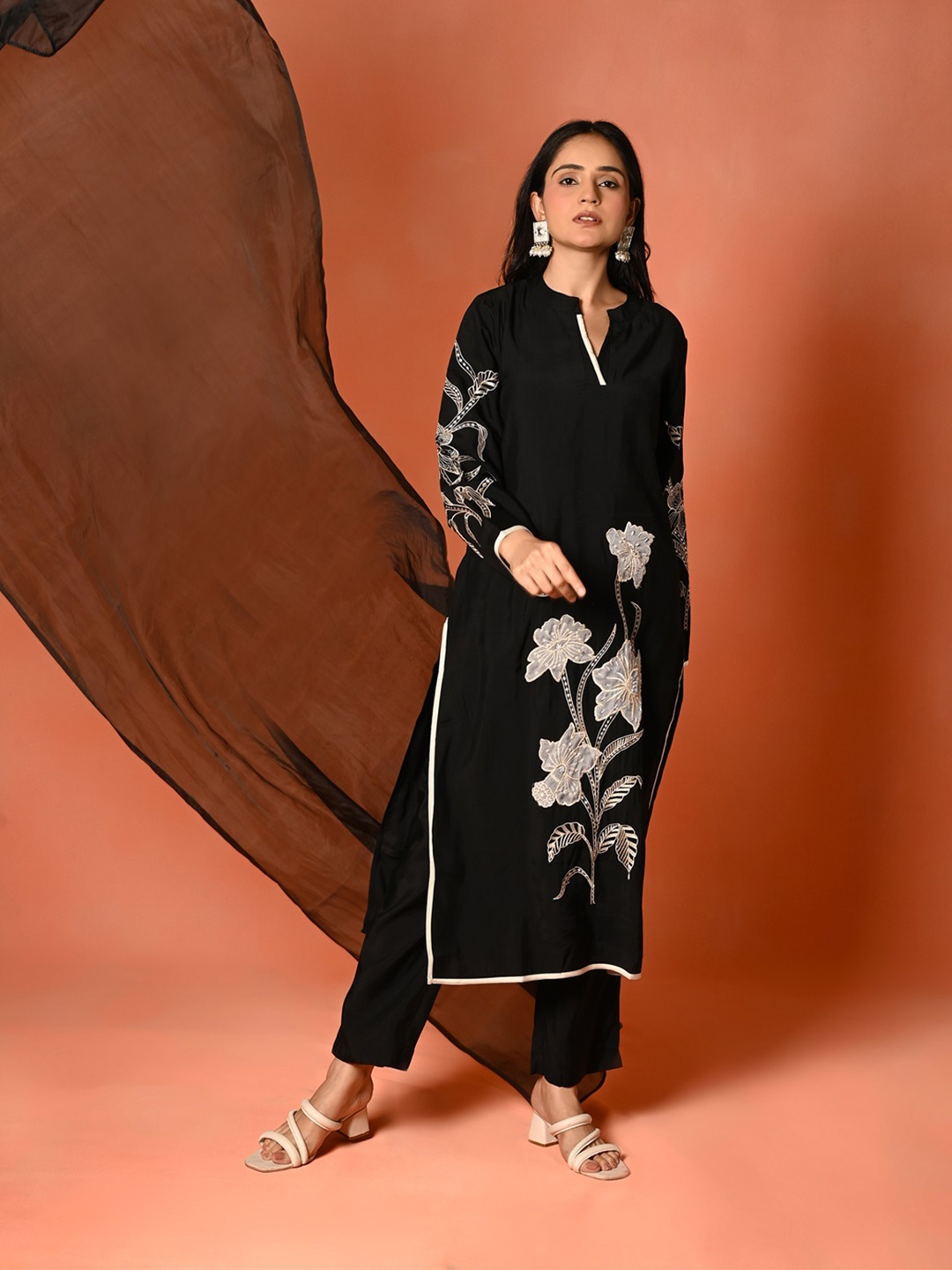 

ISHKIYA Ethnic Motifs Embroidered Mandarin Collar Straight Kurta With Trouser & Dupatta, Black