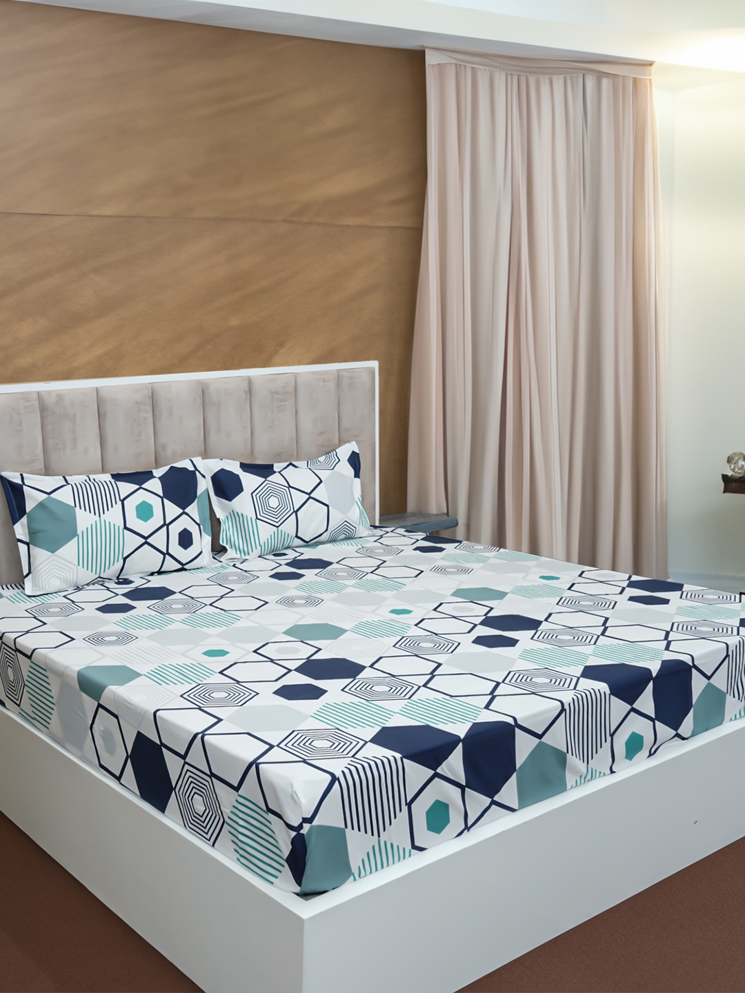 

Aura White & Blue Geometric Printed 210 TC Queen Bedsheet Set 2.28 m x 2.54 m
