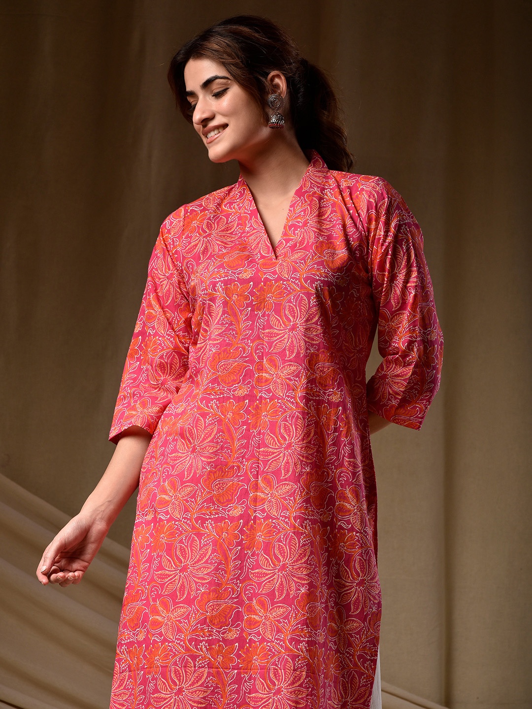 

DIMPLE DESIGN STUDIO Floral Printed V-Neck Pure Cotton Straight Kurta, Pink