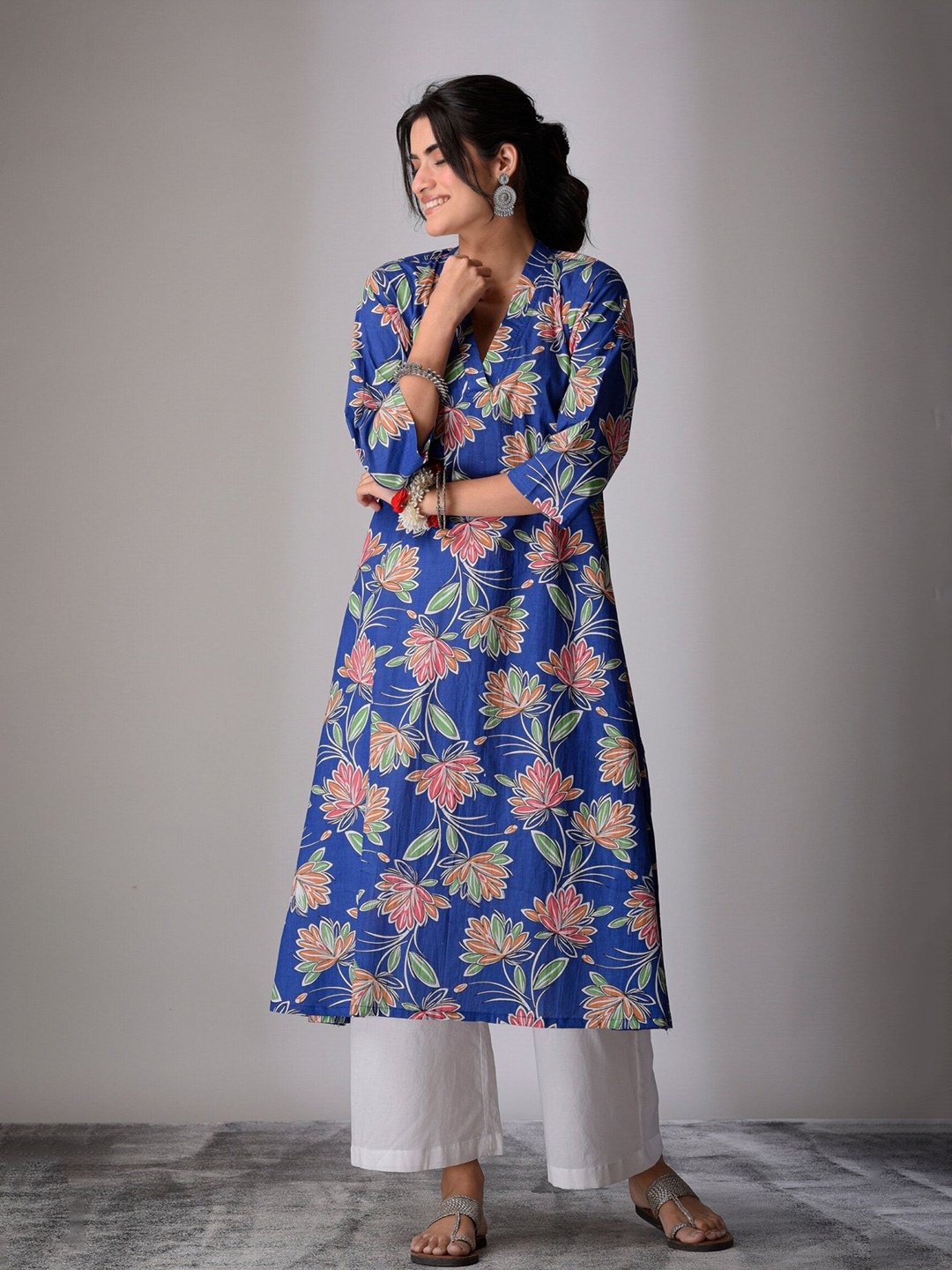 

DIMPLE DESIGN STUDIO Women Floral Printed Cotton Straight Kurta, Blue