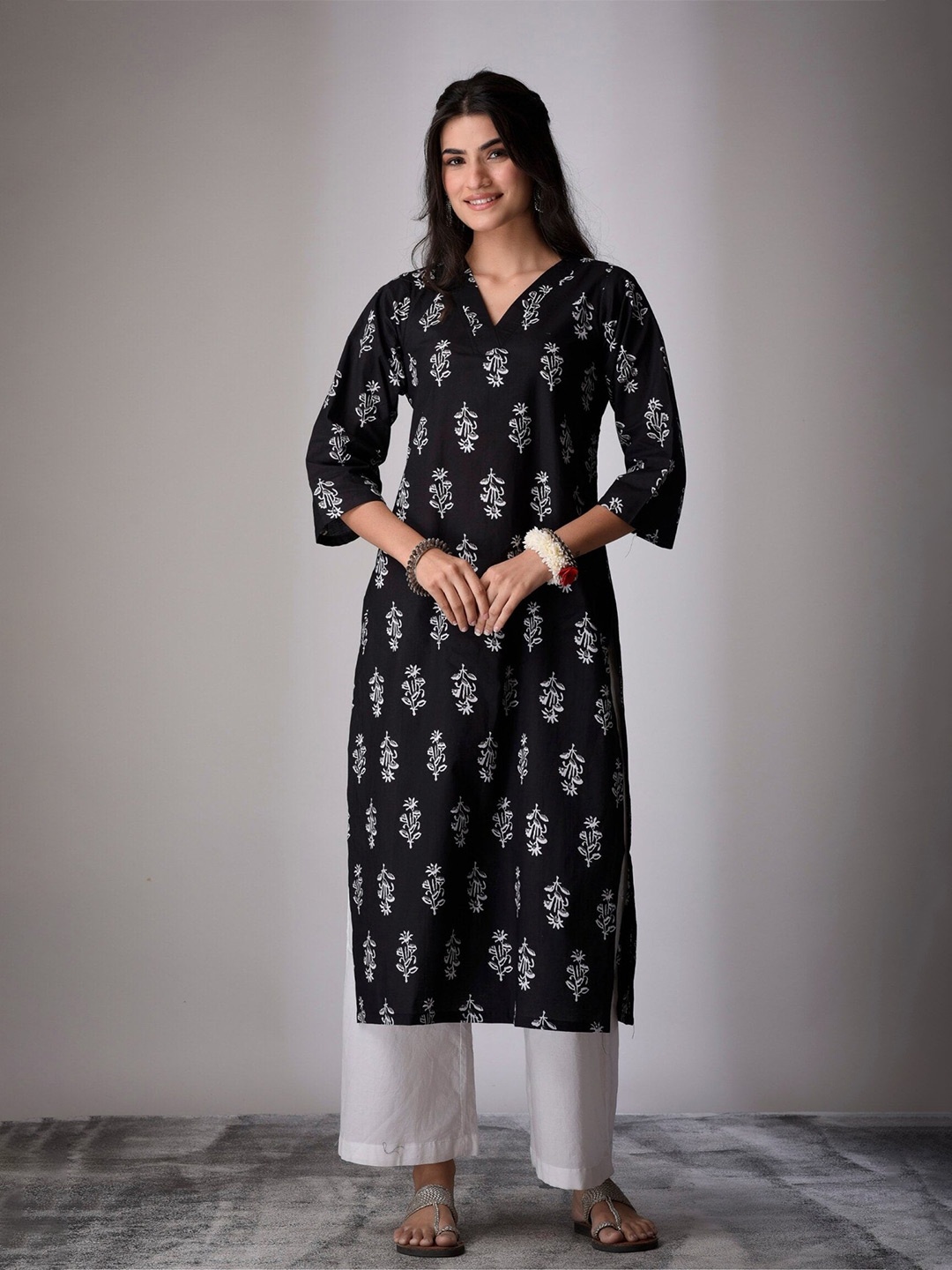 

DIMPLE DESIGN STUDIO Floral Screen Printed V-Neck Pure Cotton Straight Kurta, Black