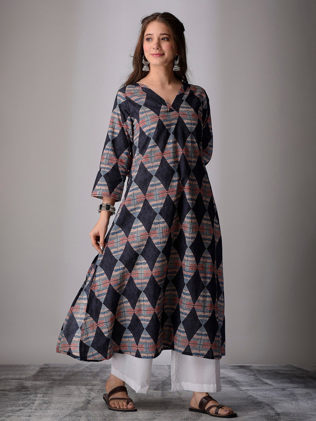 

DIMPLE DESIGN STUDIO Geometric Screen Printed V-Neck Pure Cotton A-Line Kurta, Navy blue