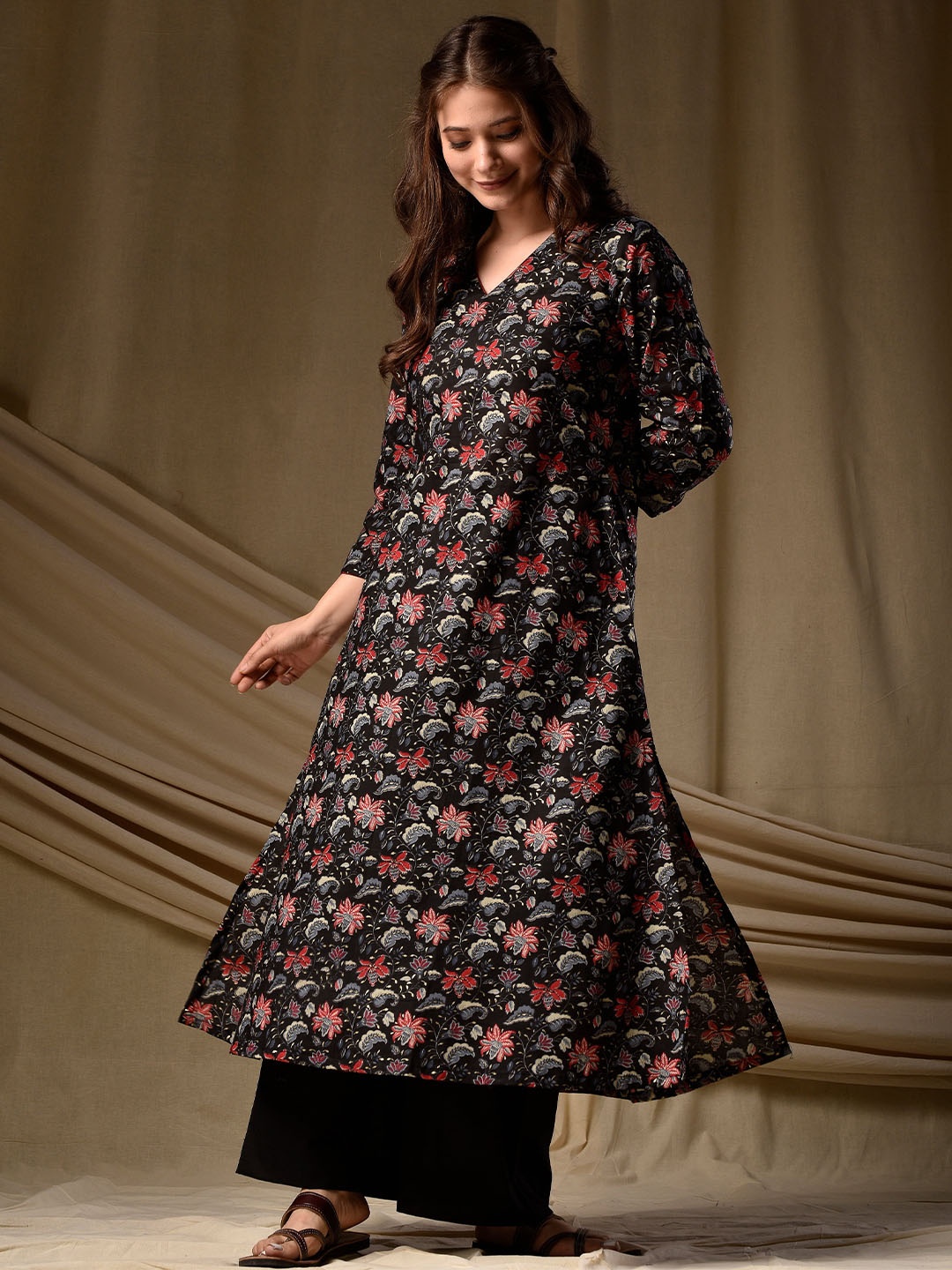 

DIMPLE DESIGN STUDIO Floral Digital Printed V-Neck Pure Cotton A-Line Kurta, Black