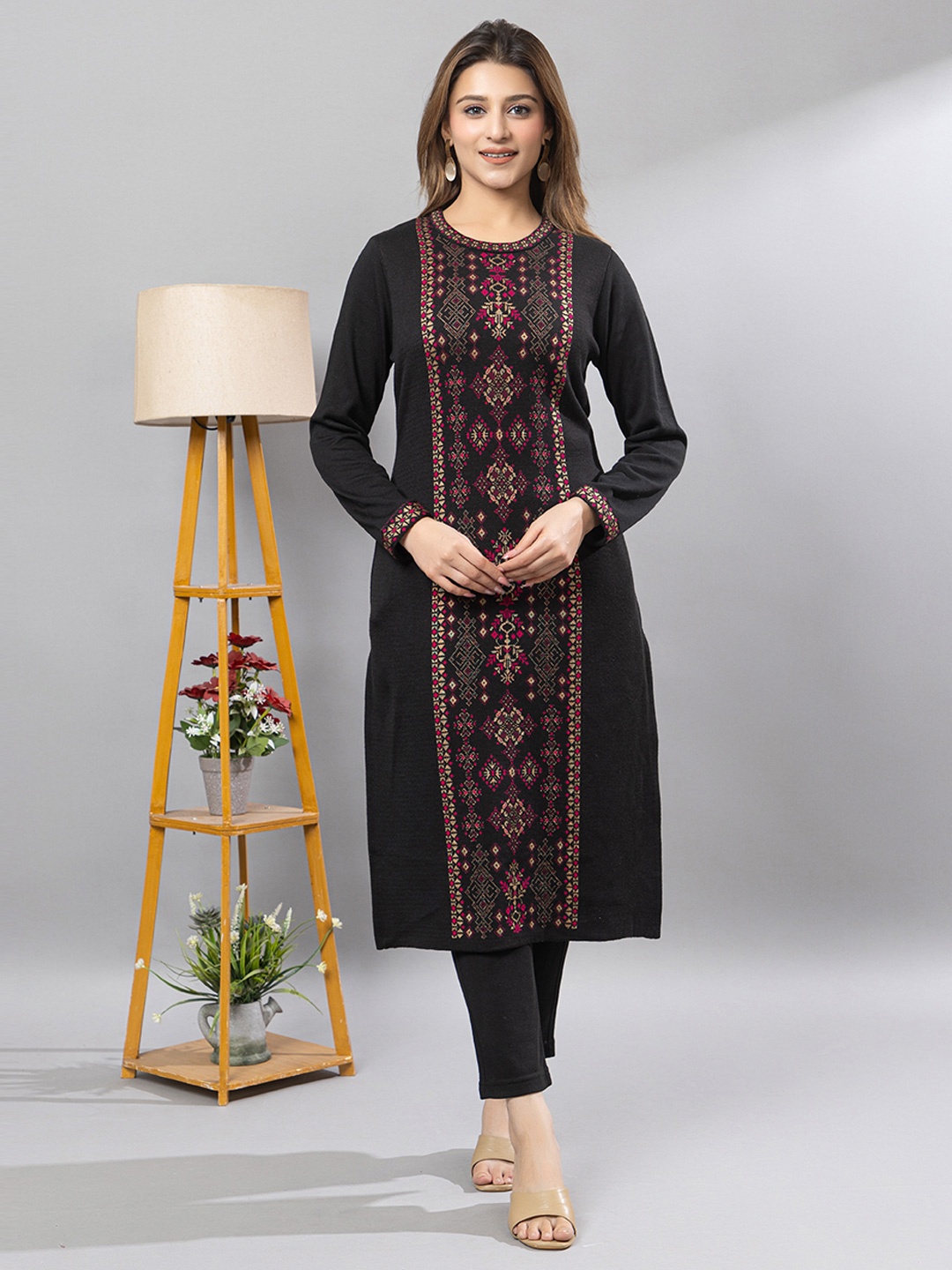 

Anouk Black Geometric Woven Design Round Neck Long Sleeves Regular Straight Kurta