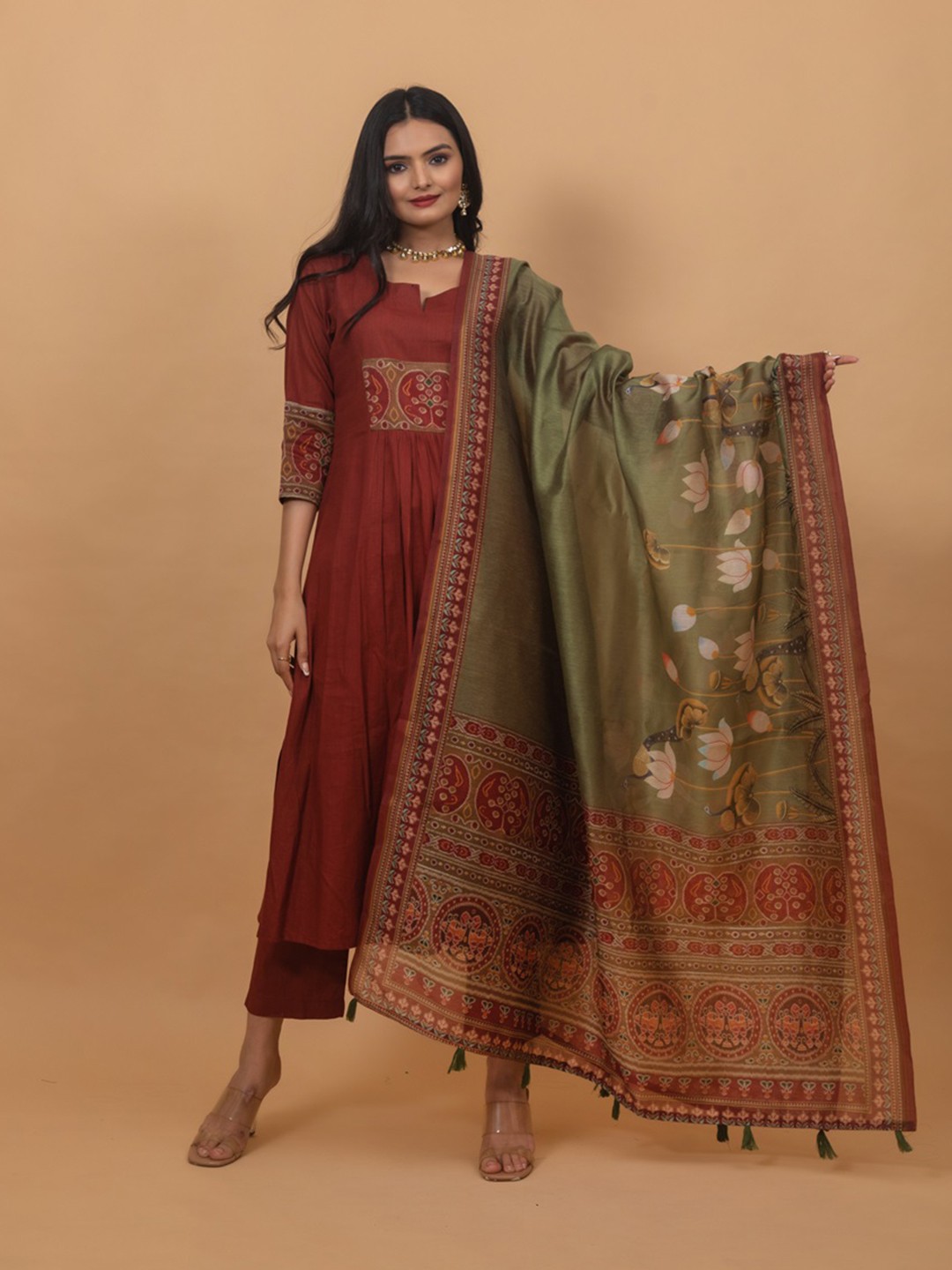

Ekana Women Printed Regular Kurta with Trousers & With Dupatta, Maroon