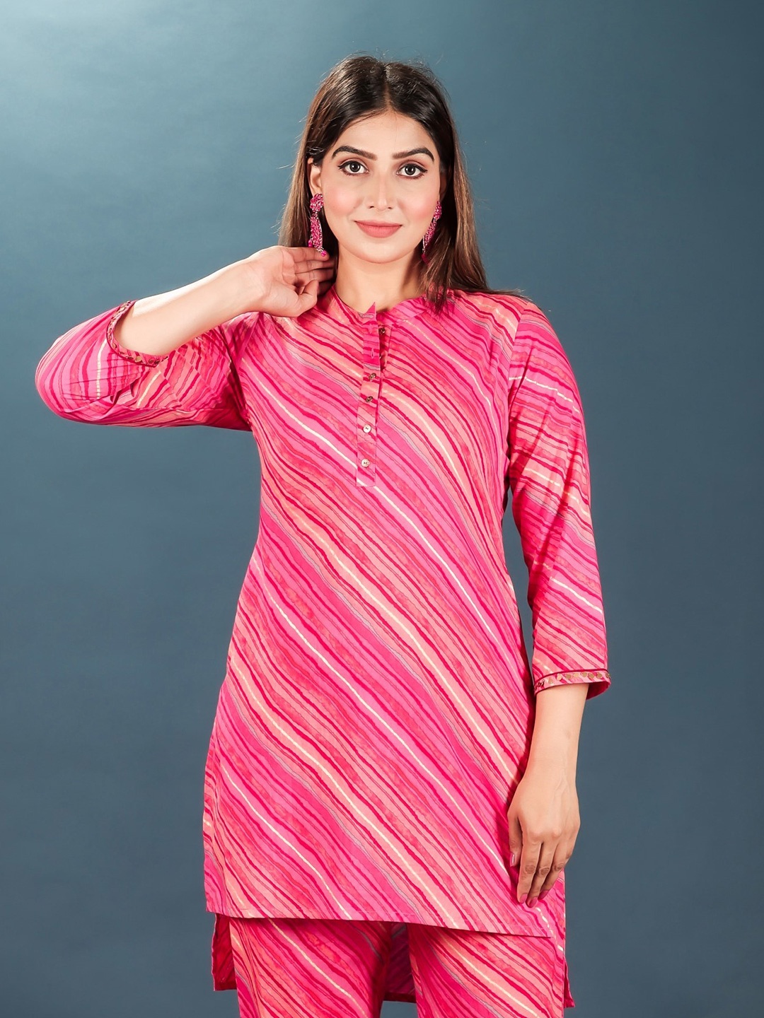 

Aramya Women Leheriya Printed Kurta, Pink