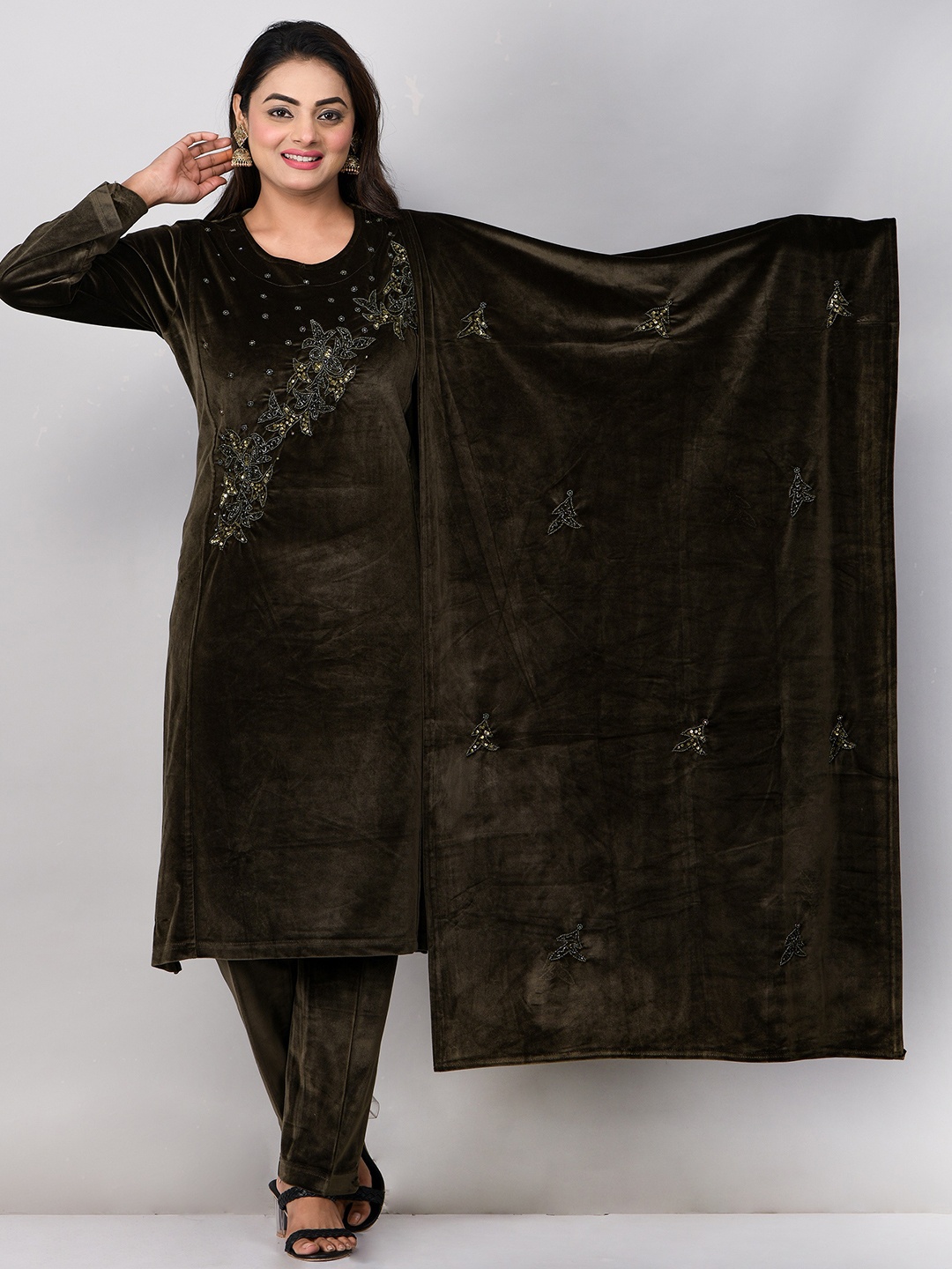 

EVORA Ethnic Motifs Embroidered Velvet Straight Kurta With Trousers & Dupatta, Olive