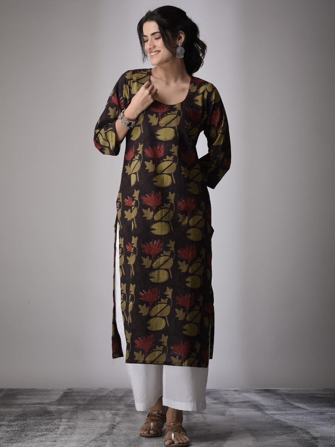 

DIMPLE DESIGN STUDIO Women Floral Printed Cotton Straight Kurta, Black