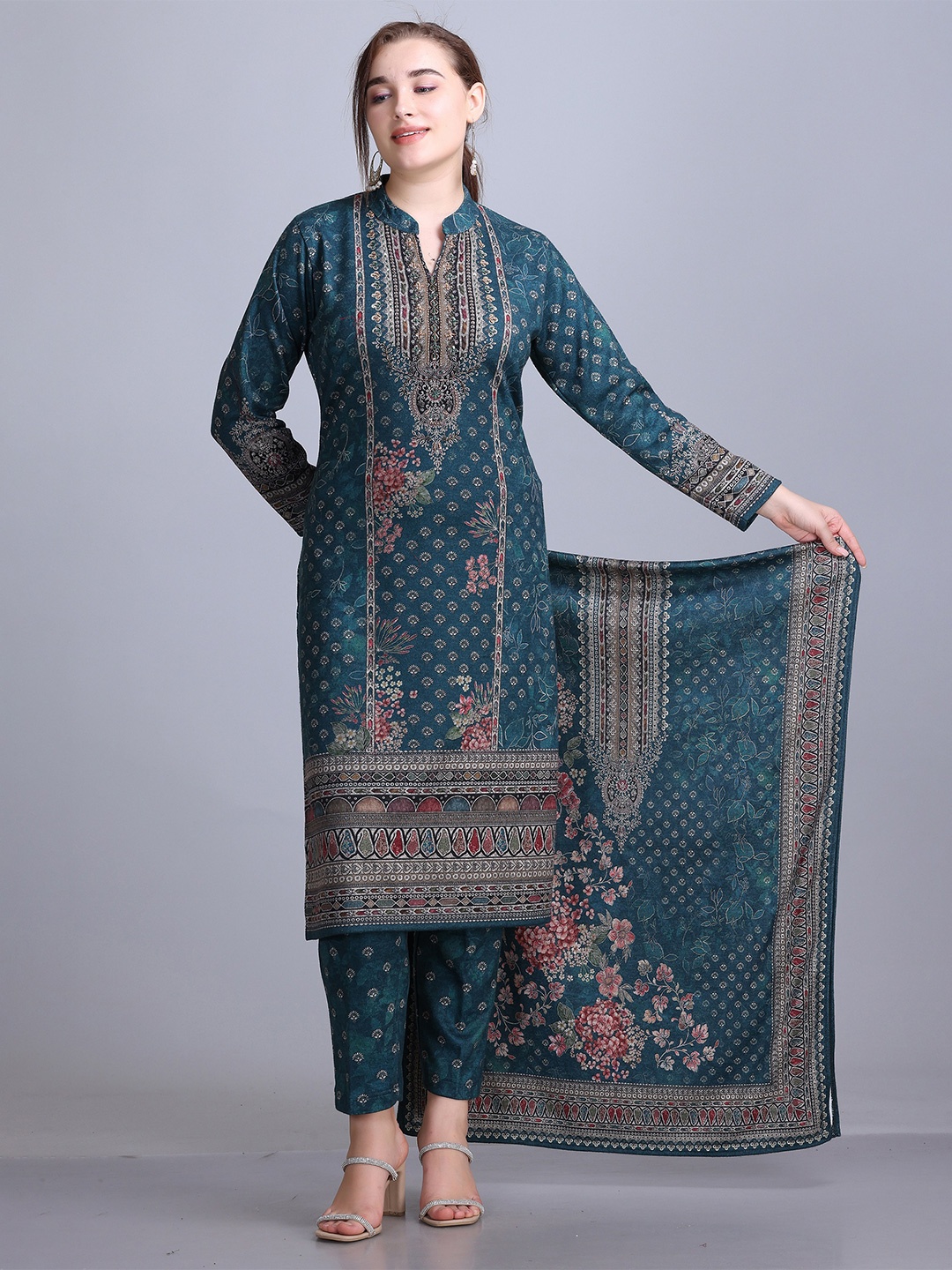 

EVORA Floral Printed Mandarin Collar Straight Kurta With Trousers & Dupatta, Green