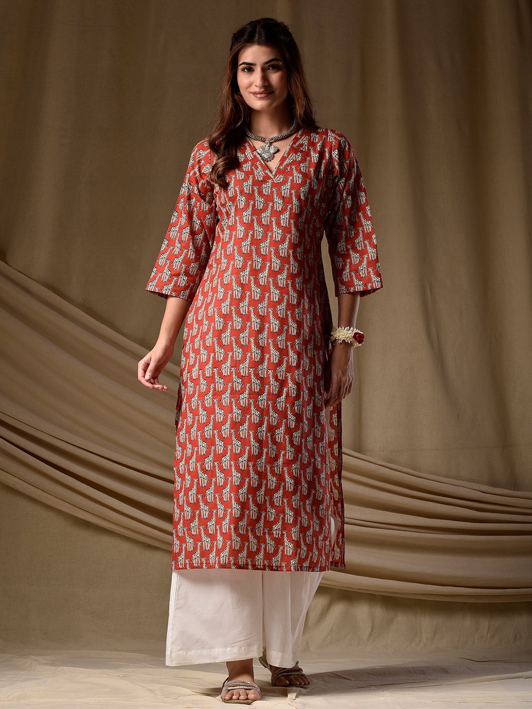 

DIMPLE DESIGN STUDIO Quirky Printed V Neck Cotton Straight Kurta, Red