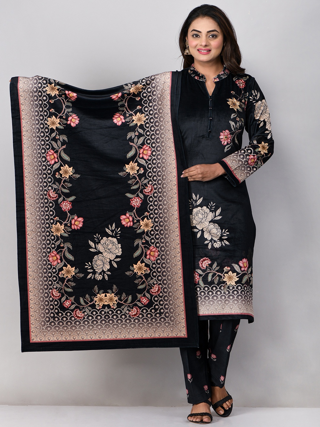 

EVORA Floral Printed Velvet Straight Kurta With Trousers & Dupatta, Black