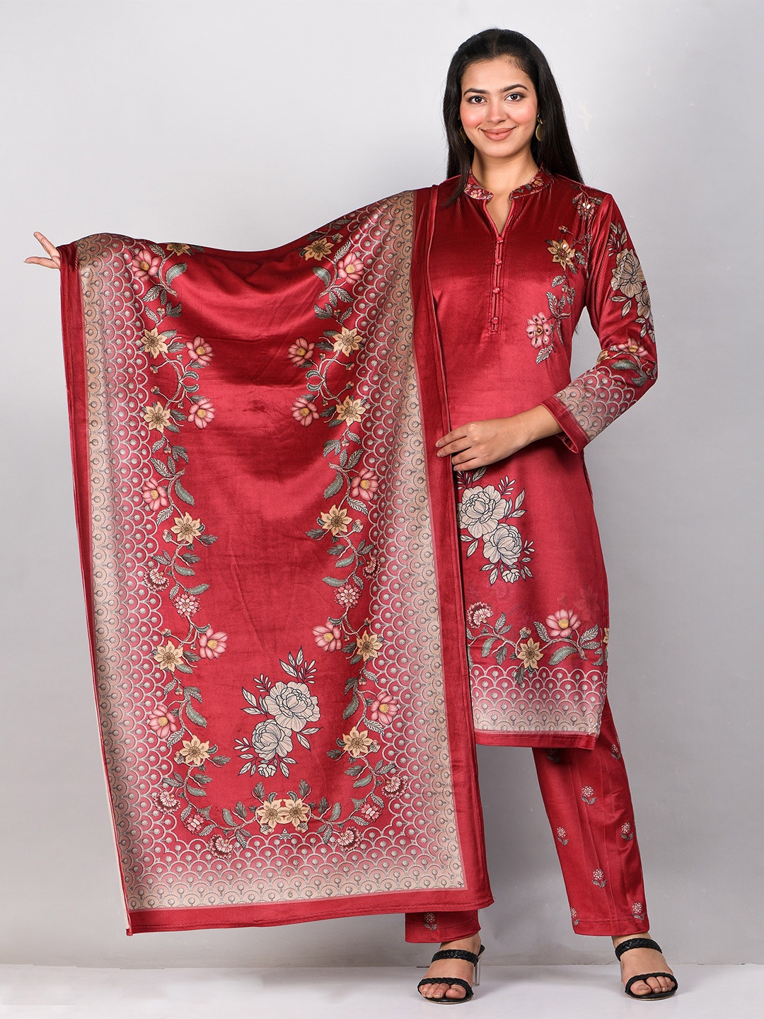 

EVORA Floral Printed Velvet Straight Kurta With Trousers & Dupatta, Red