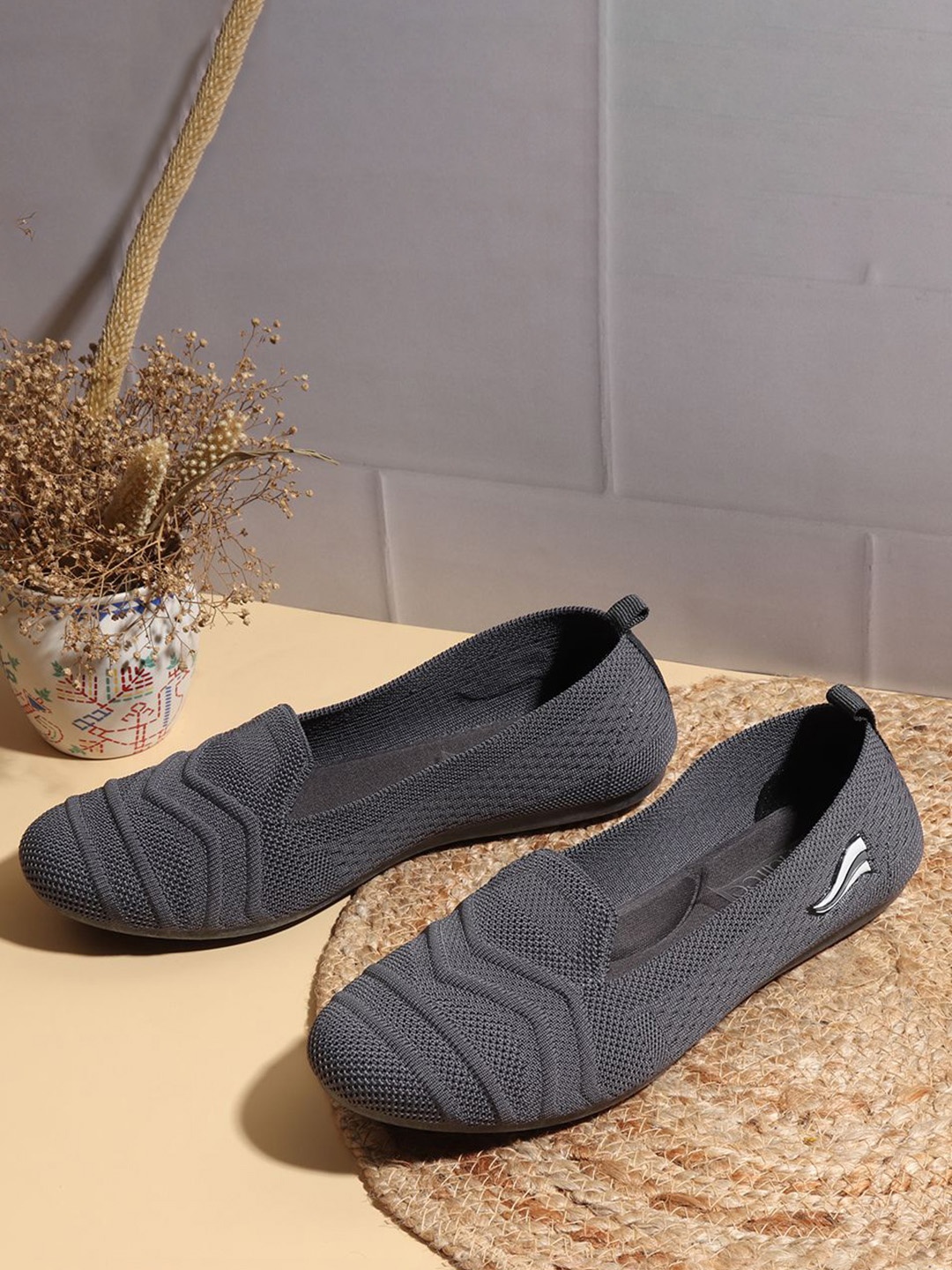 

Indifeet Women Grey Textured and Lightweight Loafer Flats