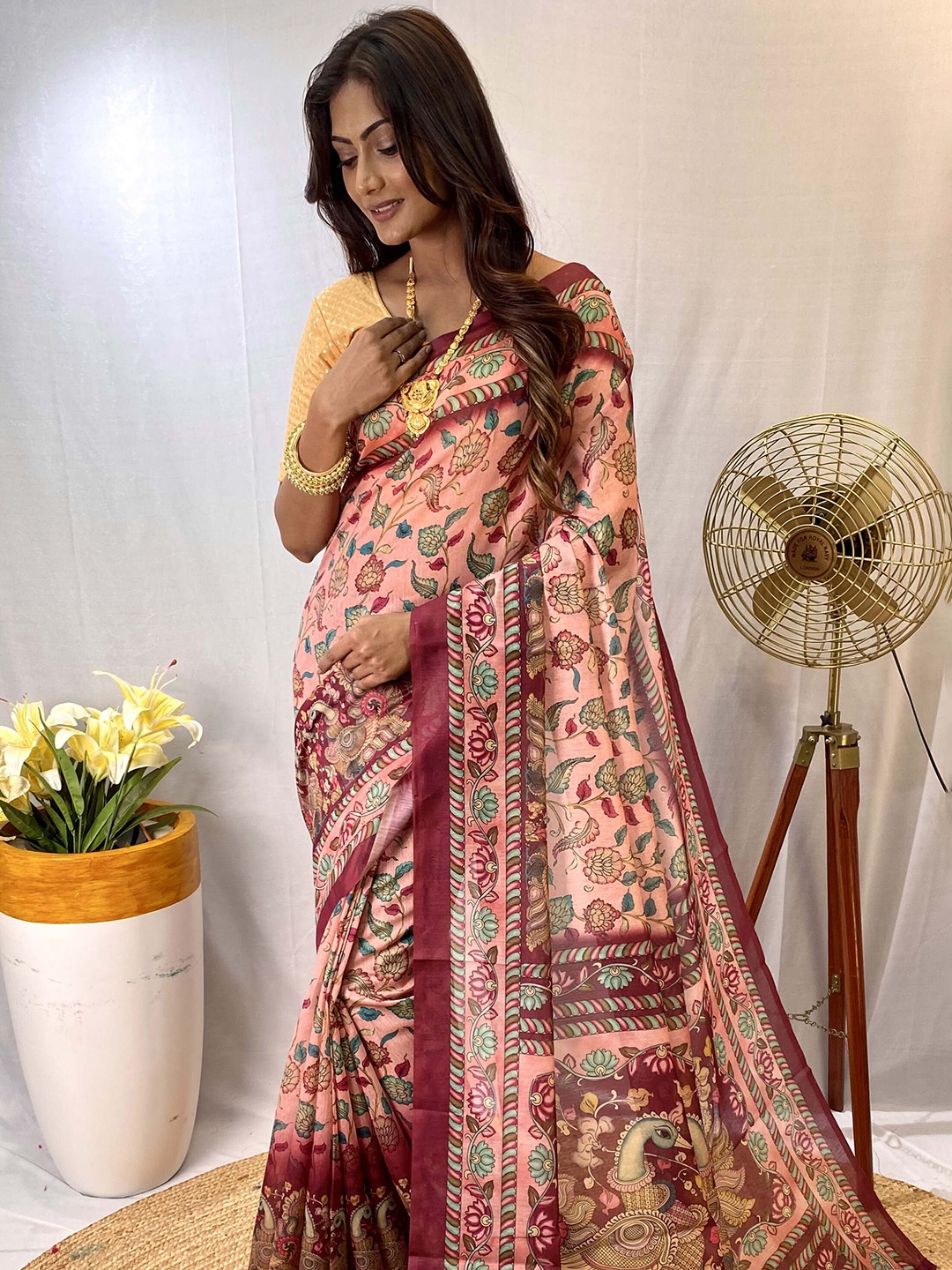 

DEVATITHI Floral Printed Saree, Pink