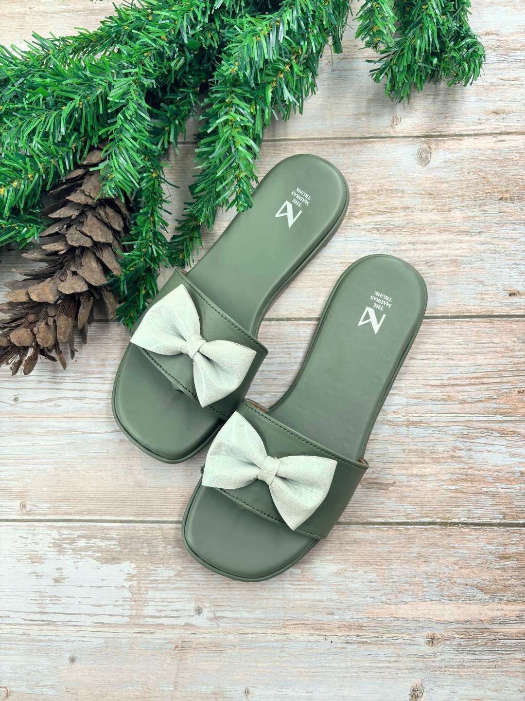 

THE MADRAS TRUNK Women Open Toe Flats with Bows, Olive