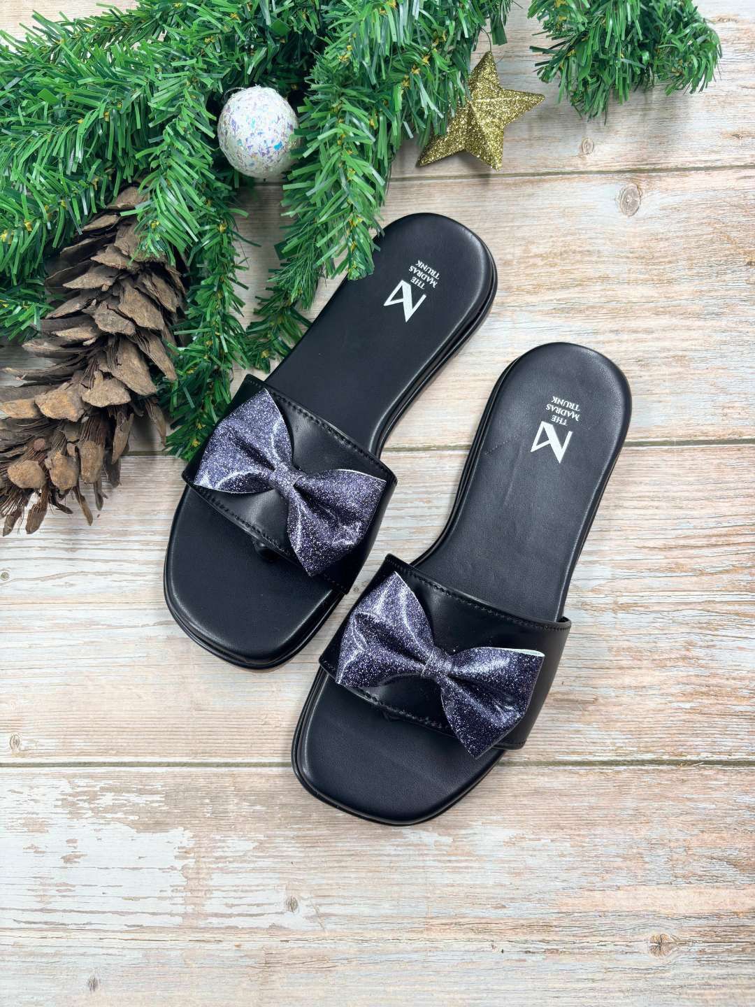 

THE MADRAS TRUNK Women Open Toe Flats with Bows, Black