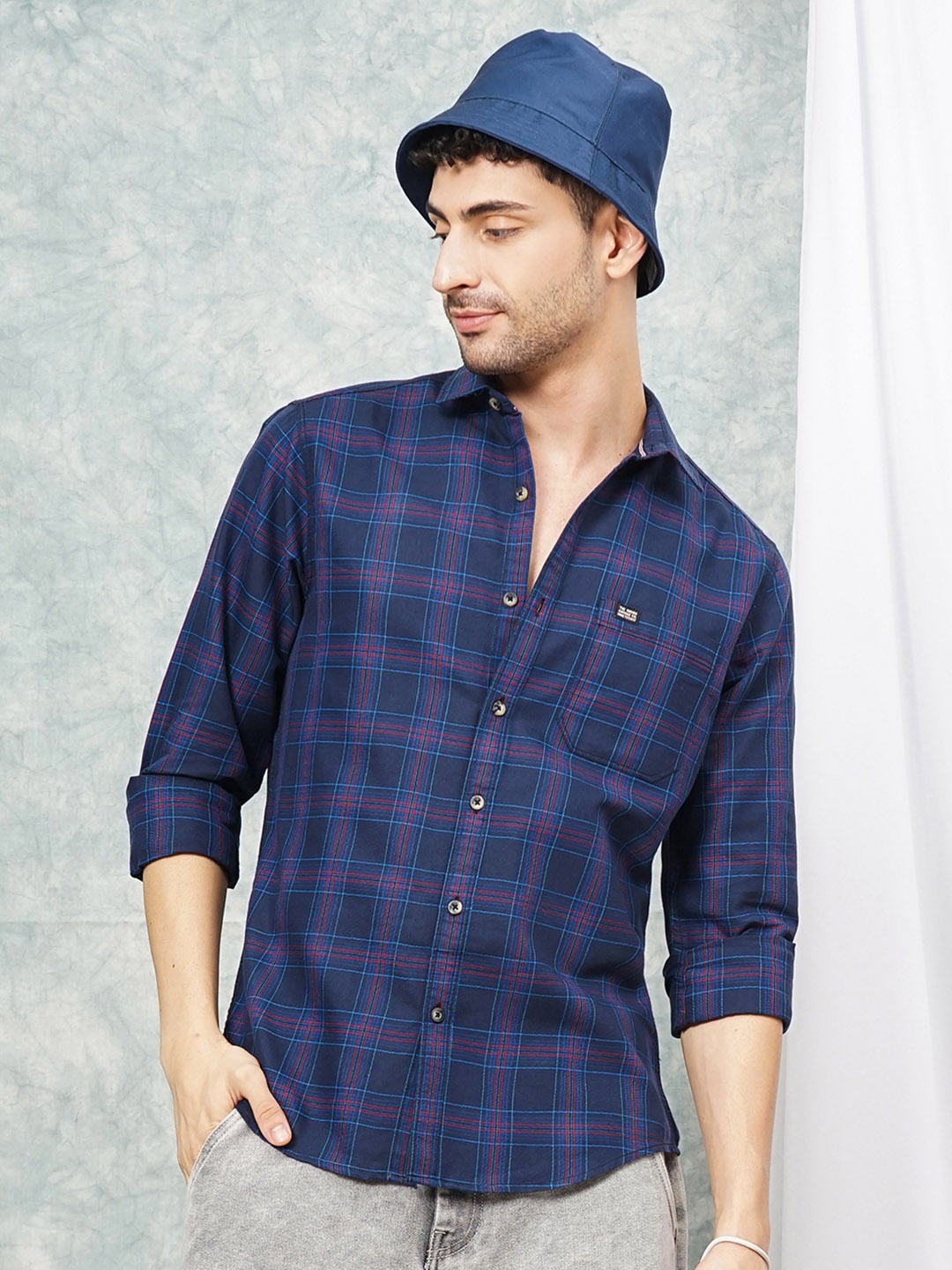 

The Indian Garage Co Men Navy Blue Red Slim Fit Checked Casual Shirt