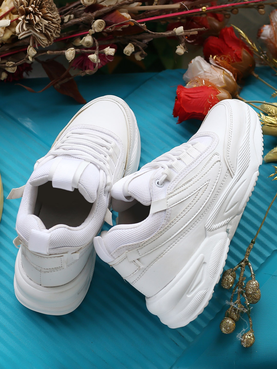 

The Roadster Lifestyle Co Women Casual Sneakers, White