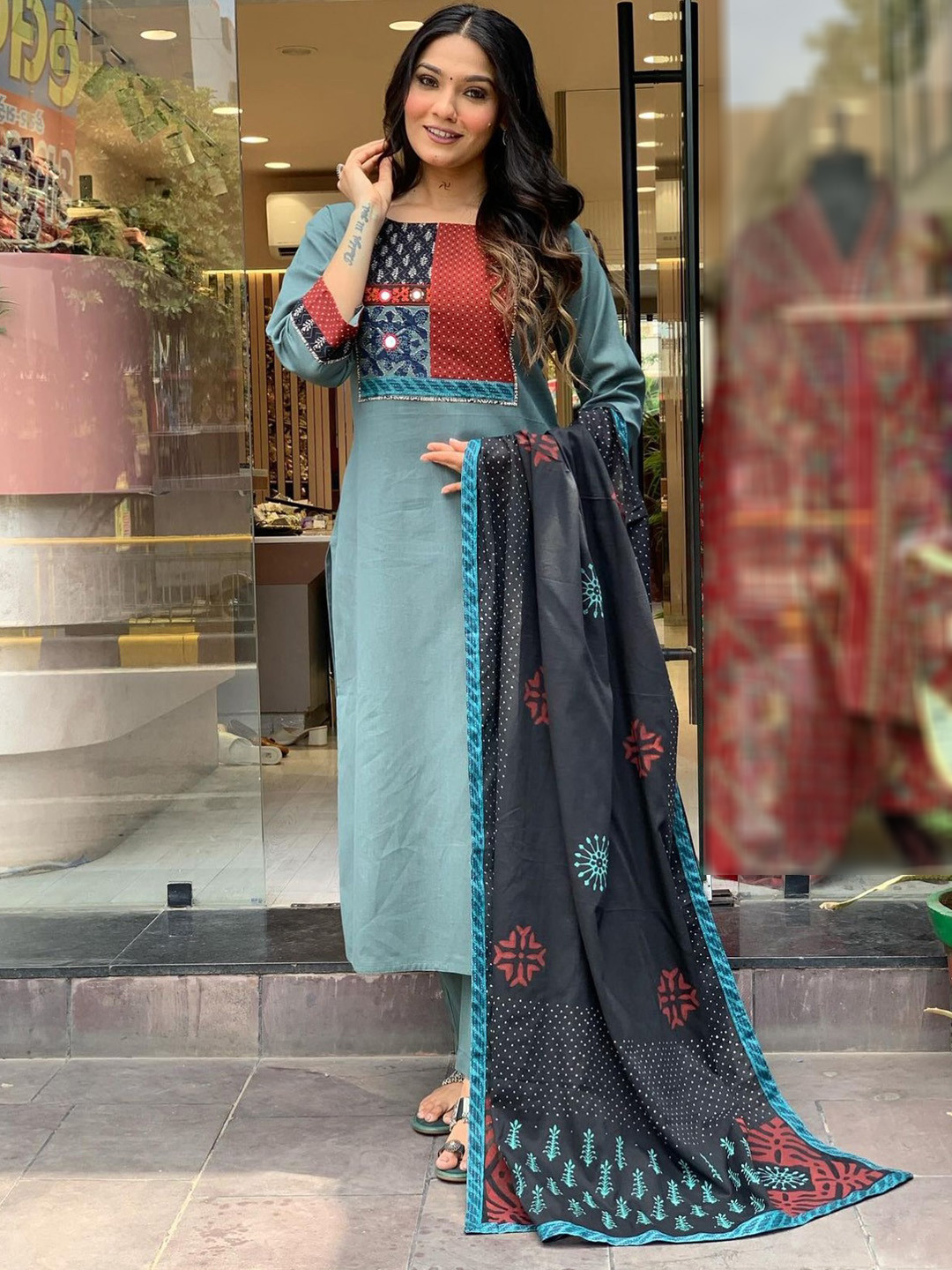 

HETVI CREATION Floral Printed Straight Kurta with Trousers & Dupatta, Teal