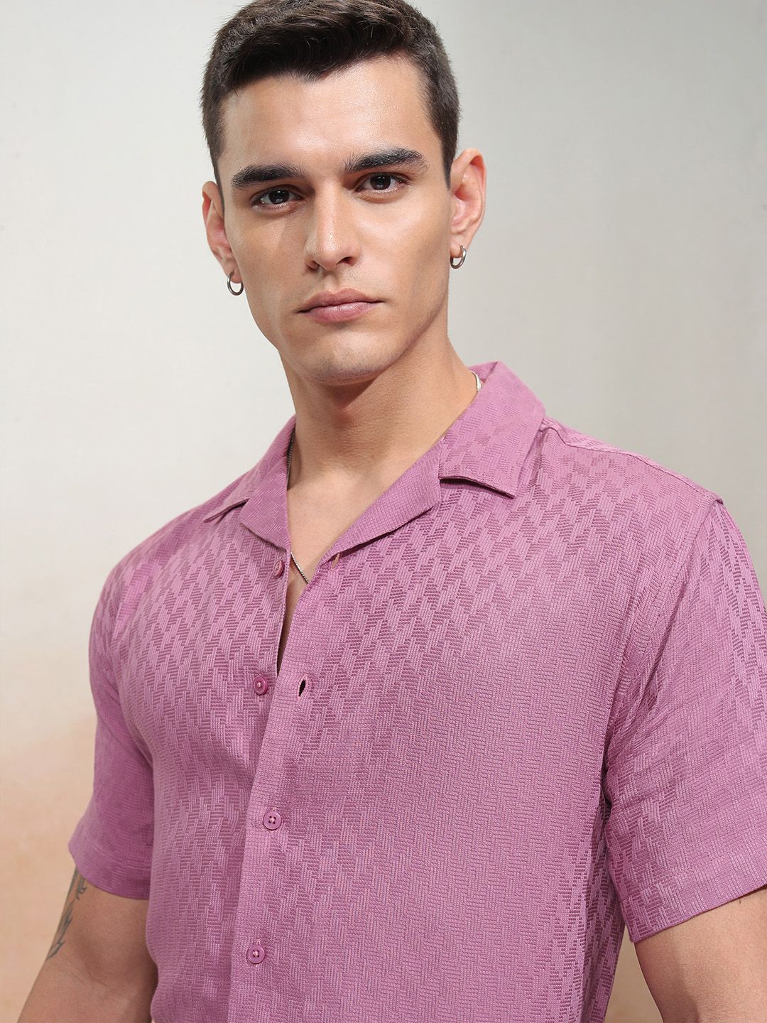 

HIGHLANDER Men Mauve Dobby Textured Solid Cuban Collar Relaxed Shirt, Pink