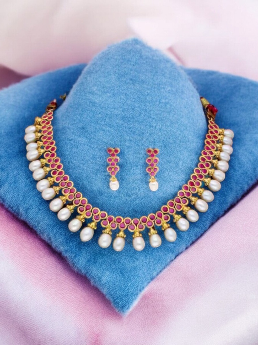 

Sri Jagdamba Pearls Dealer Gold-Plated Stone-Studded & Pearls Beaded Jewellery Set