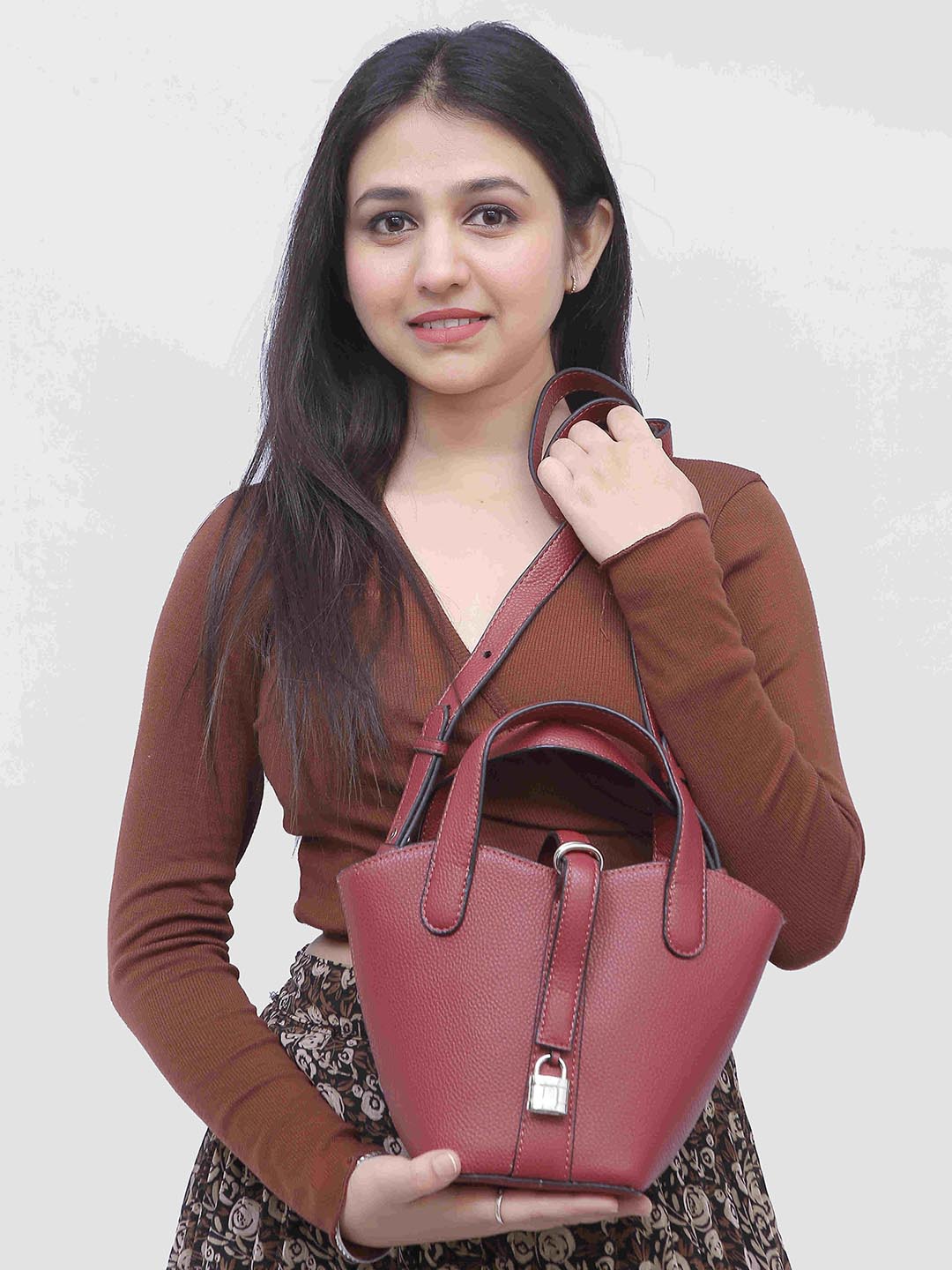 

Filauri Women Textured Bucket Sling Bag, Maroon