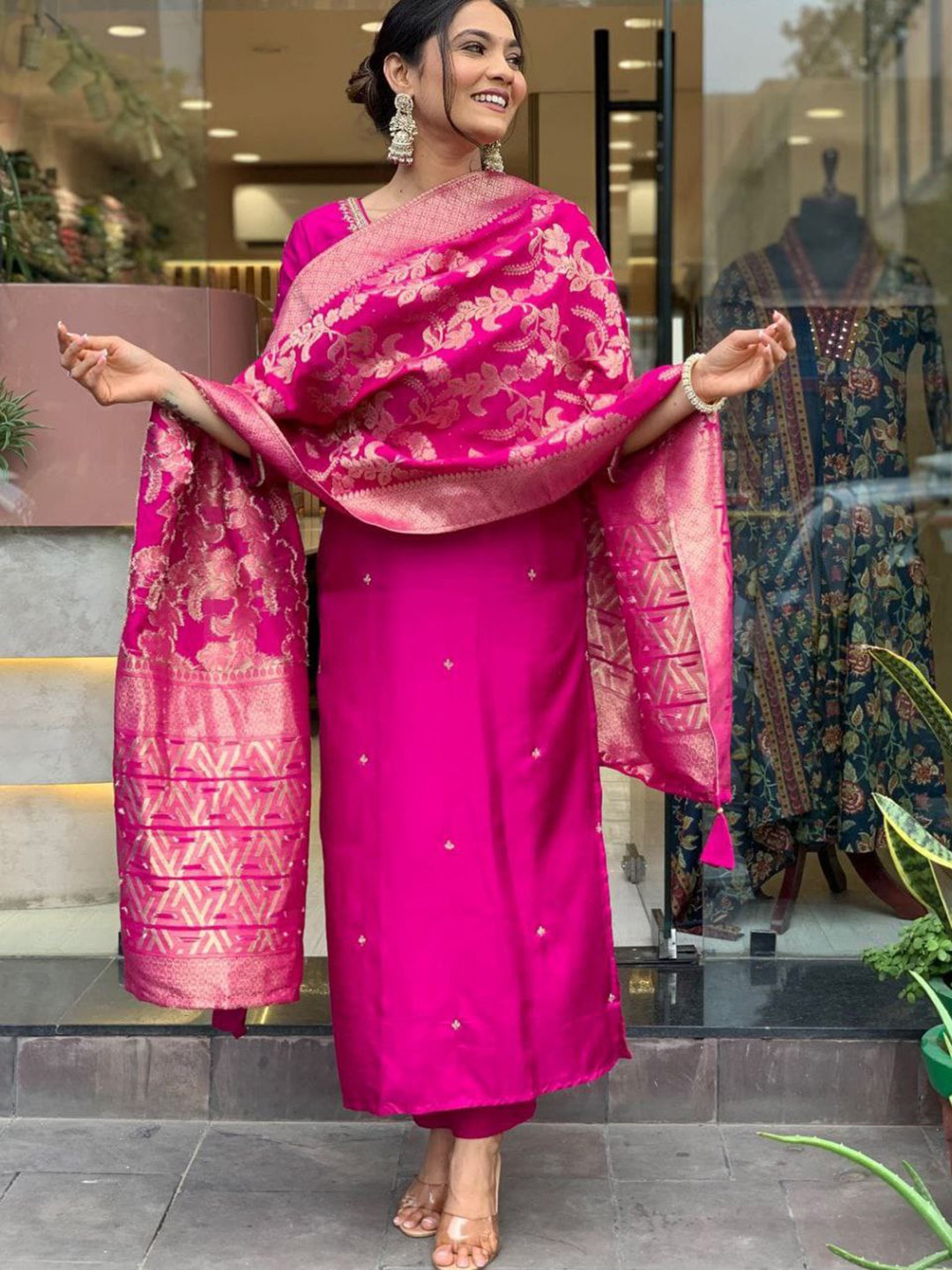 

LERIYU Sweetheart Neck Floral Zari Embroidered Chanderi Silk Kurta With Trouser & Dupatta, Pink