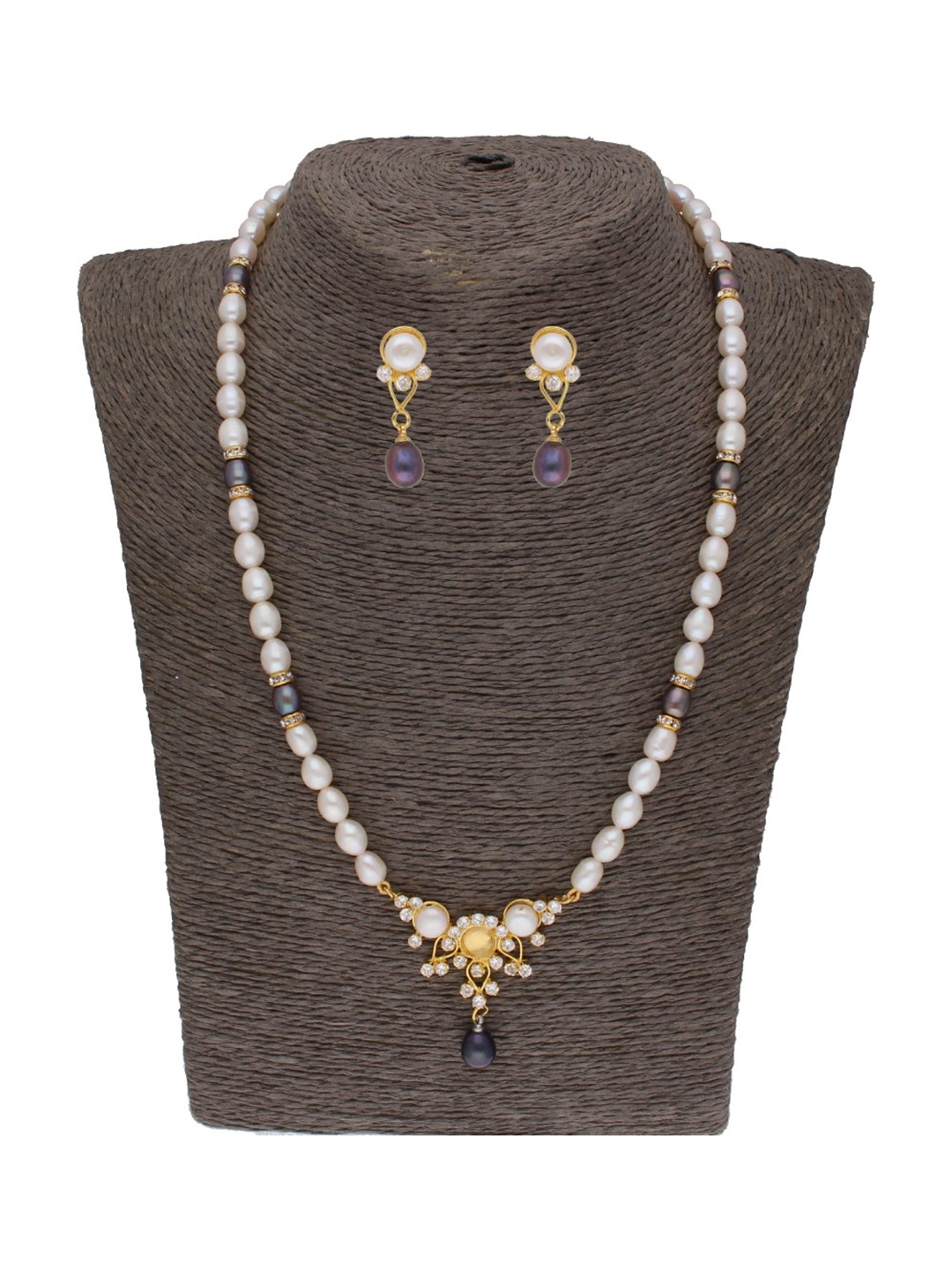 

Sri Jagdamba Pearls Dealer Gold-Plated Pearls-Beaded Jewellery Set