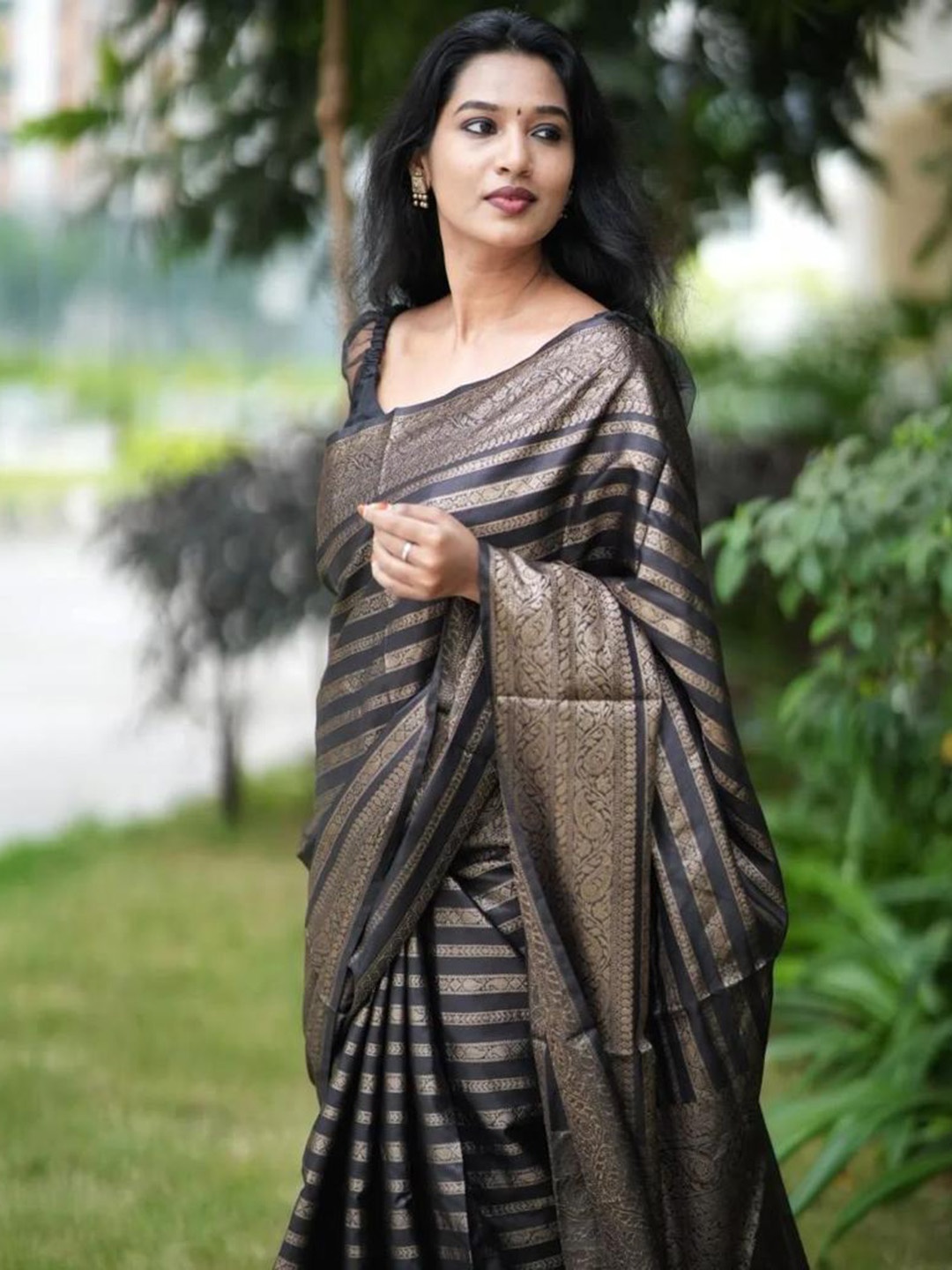 

Quelea Woven Design Zari Banarasi Pure Silk Saree, Black