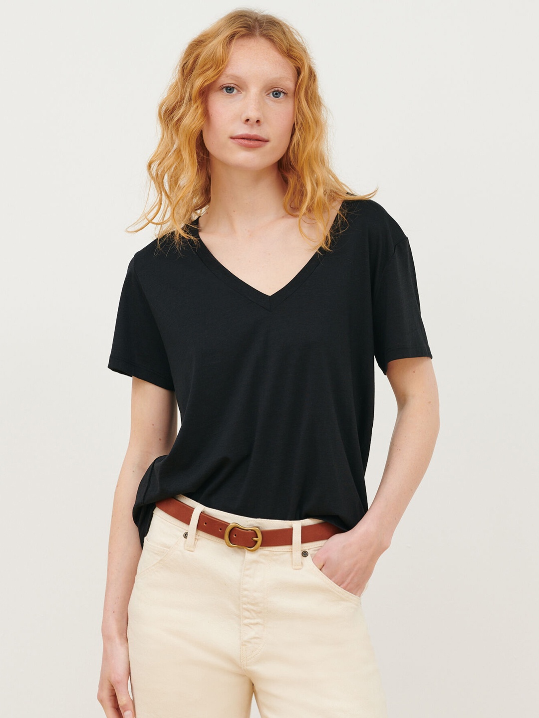 

COLOR CAPITAL Black Top