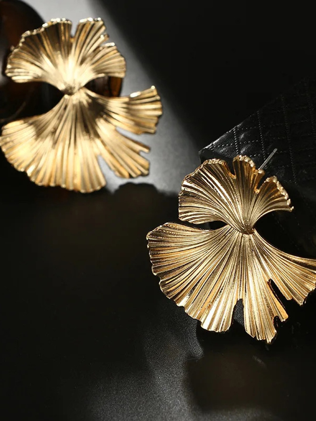 

Fashion Frill Women Leaf Shaped Ear Cuff Earrings, Gold