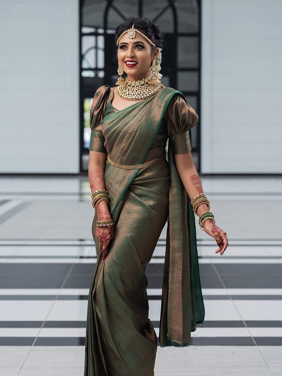 

Aldwych Green & Gold-Toned Woven Design Zari Banarasi Saree