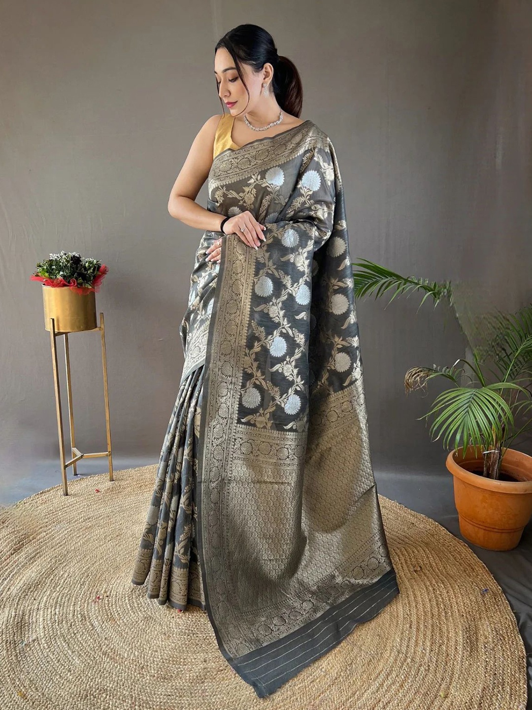 

ZIKARAA Woven Design Zari Pure Silk Kanjeevaram Saree, Grey