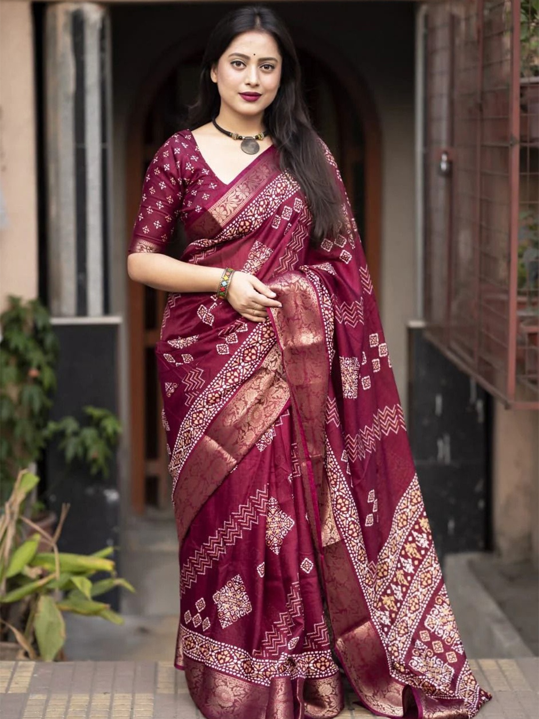 

J 6 DESIGNER Woven Design Zari Saree, Burgundy