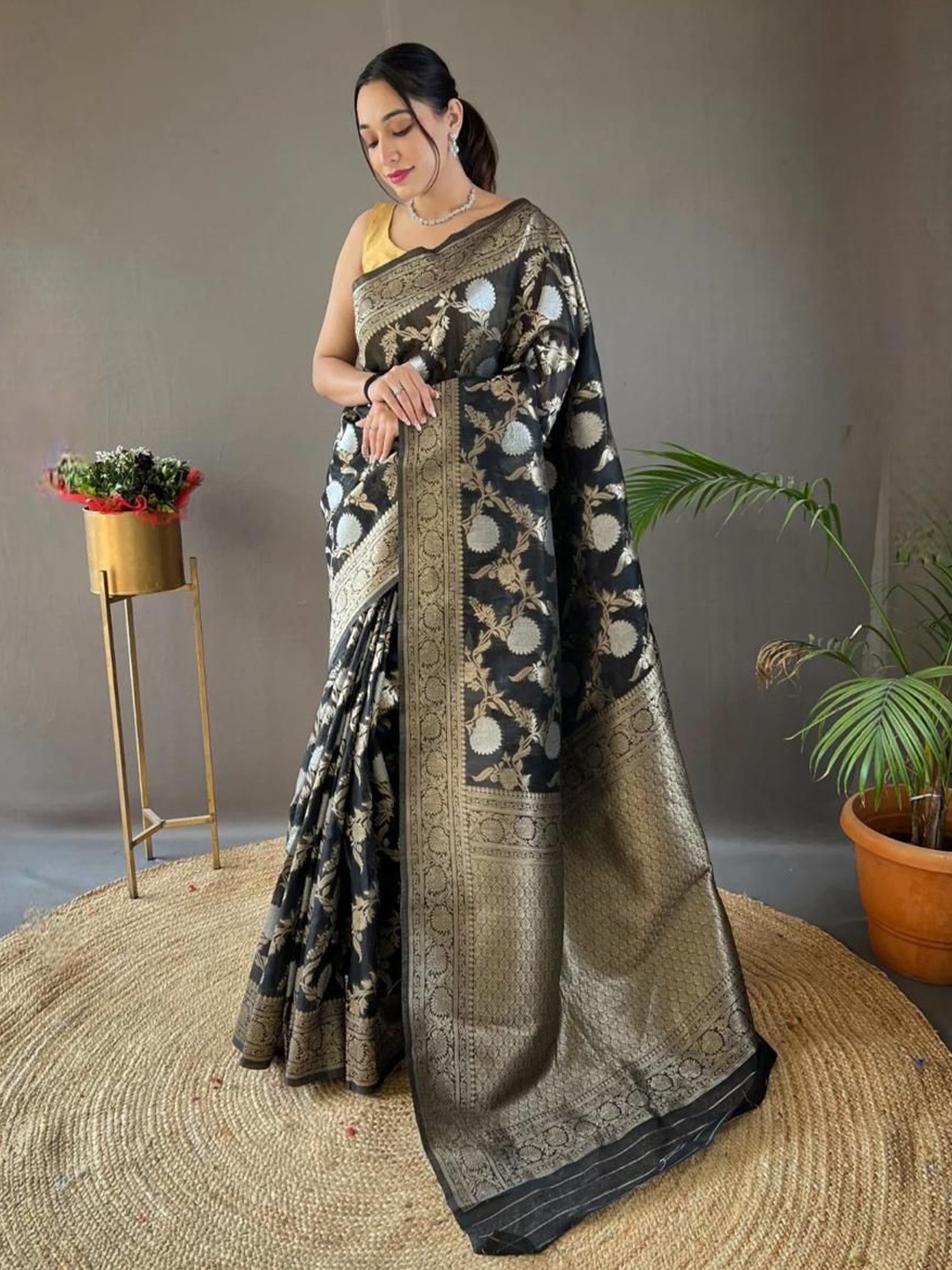 

ZIKARAA Woven Design Zari Pure Silk Saree, Black