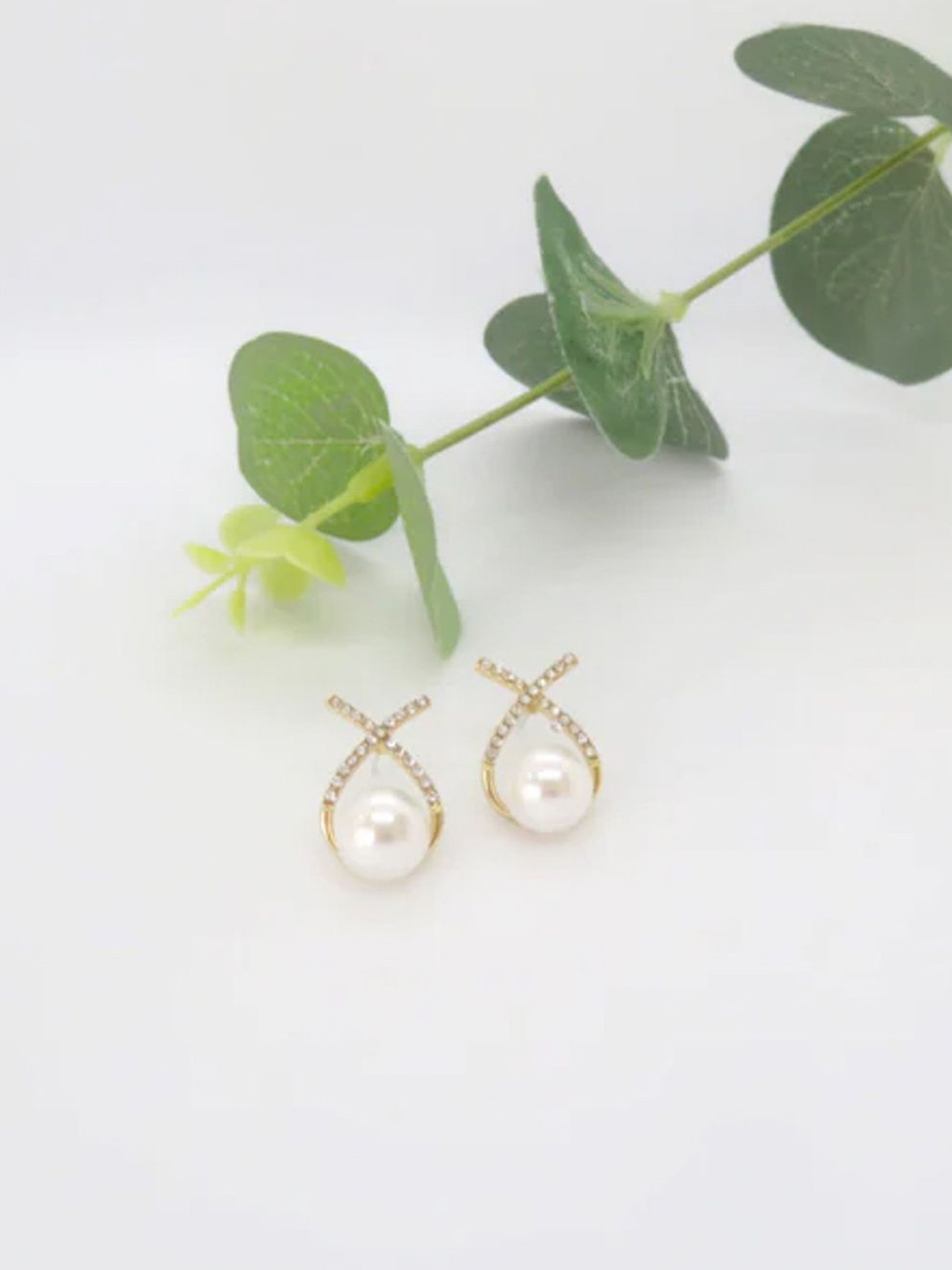 

PolluxCraft Floral Studs Earrings, White
