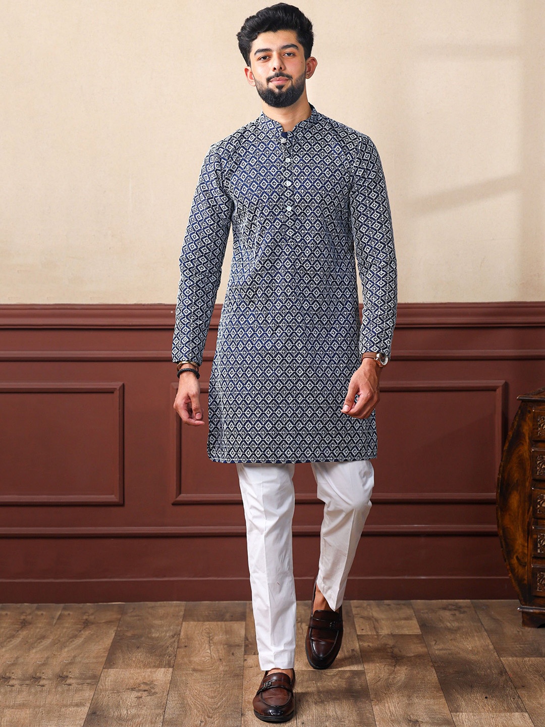 

Koshin Men Sequinned Jacquard Kurta, Navy blue
