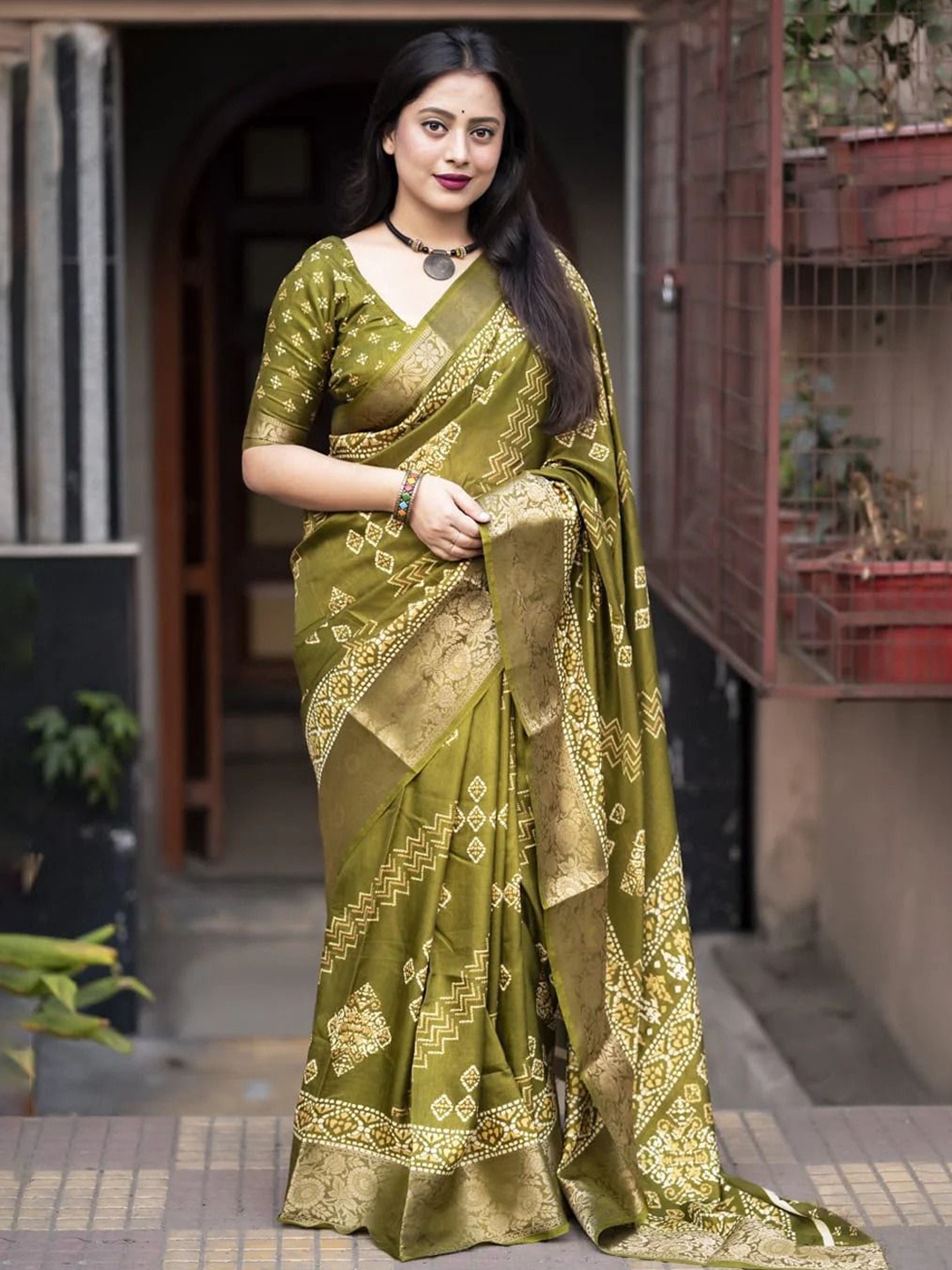 

J 6 DESIGNER Woven Design Zari Saree, Green