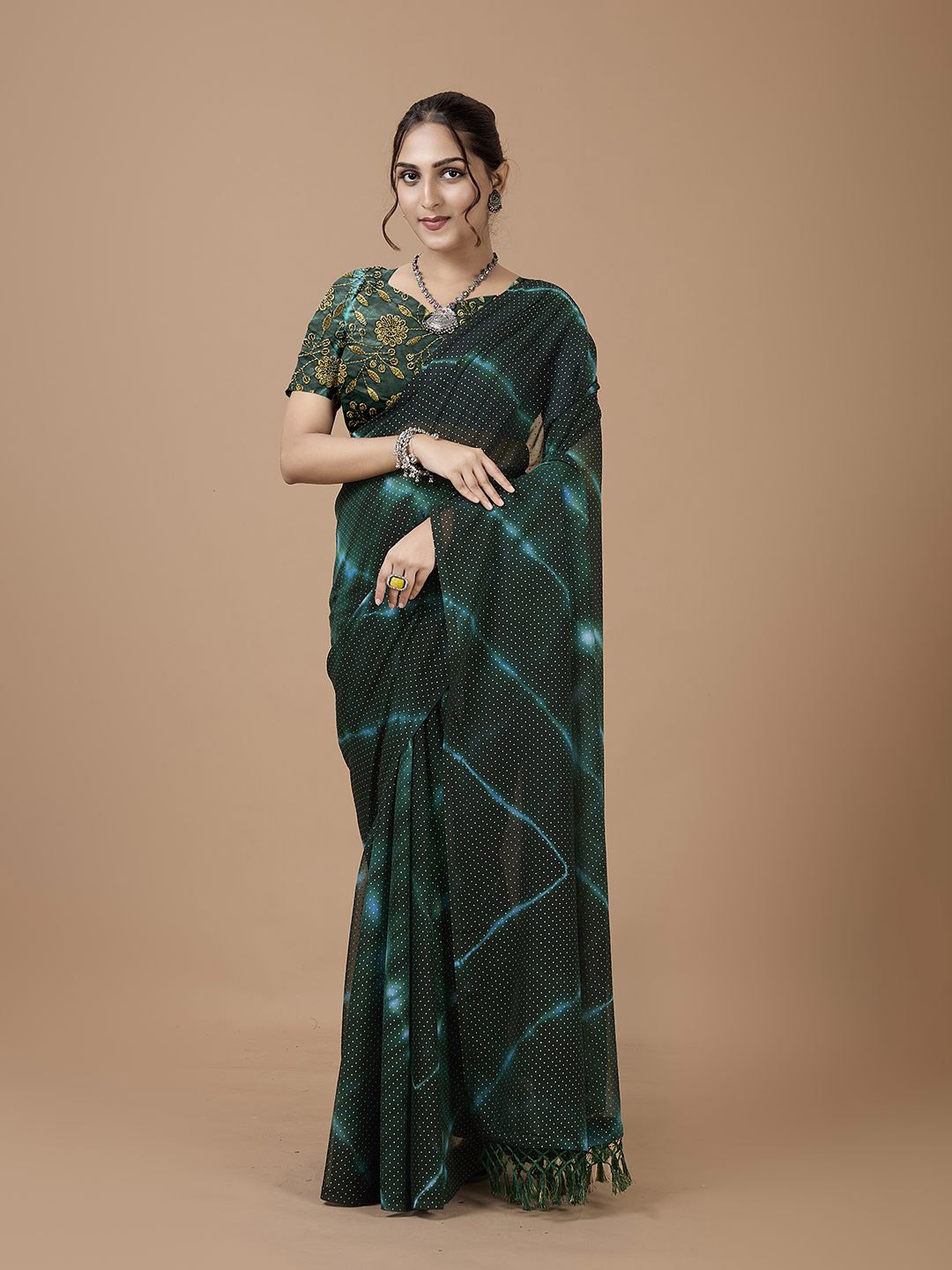 

A.V.M Prints Tie and Dye Dyed Saree With Blouse Piece, Green