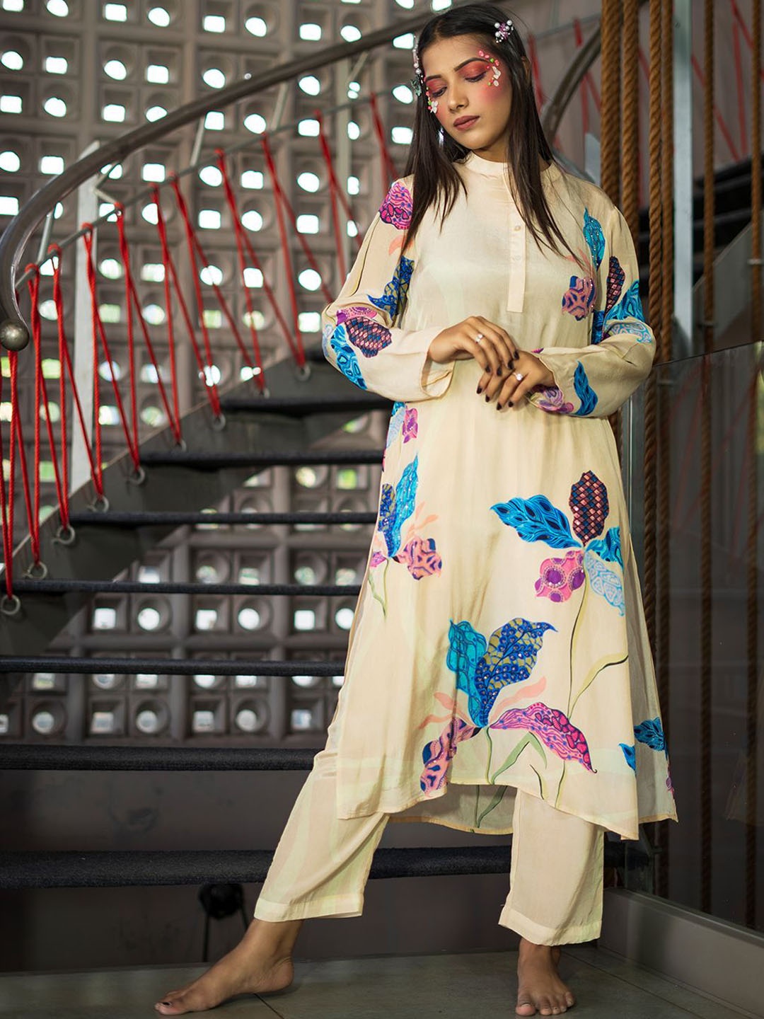 

EARTH O FAB Women Floral Printed Regular Silk Crepe Kurta with Trousers, Cream