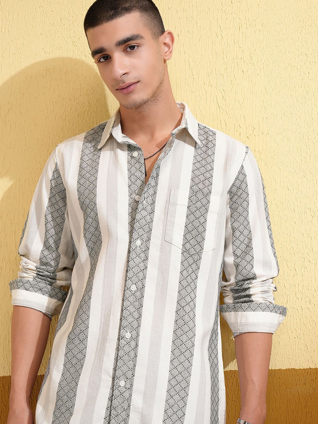 

HIGHLANDER Men Slim Fit Opaque Striped Casual Shirt, Cream