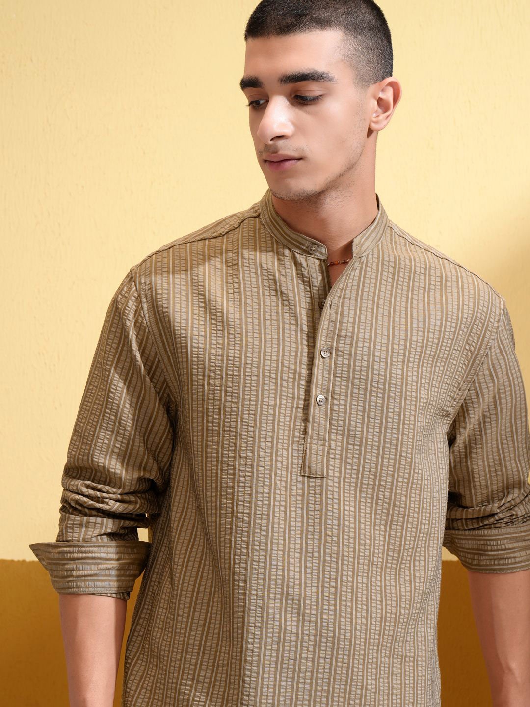 

HIGHLANDER Men Popcorn Textured Mandarin Collar Relaxed Shirt, Khaki