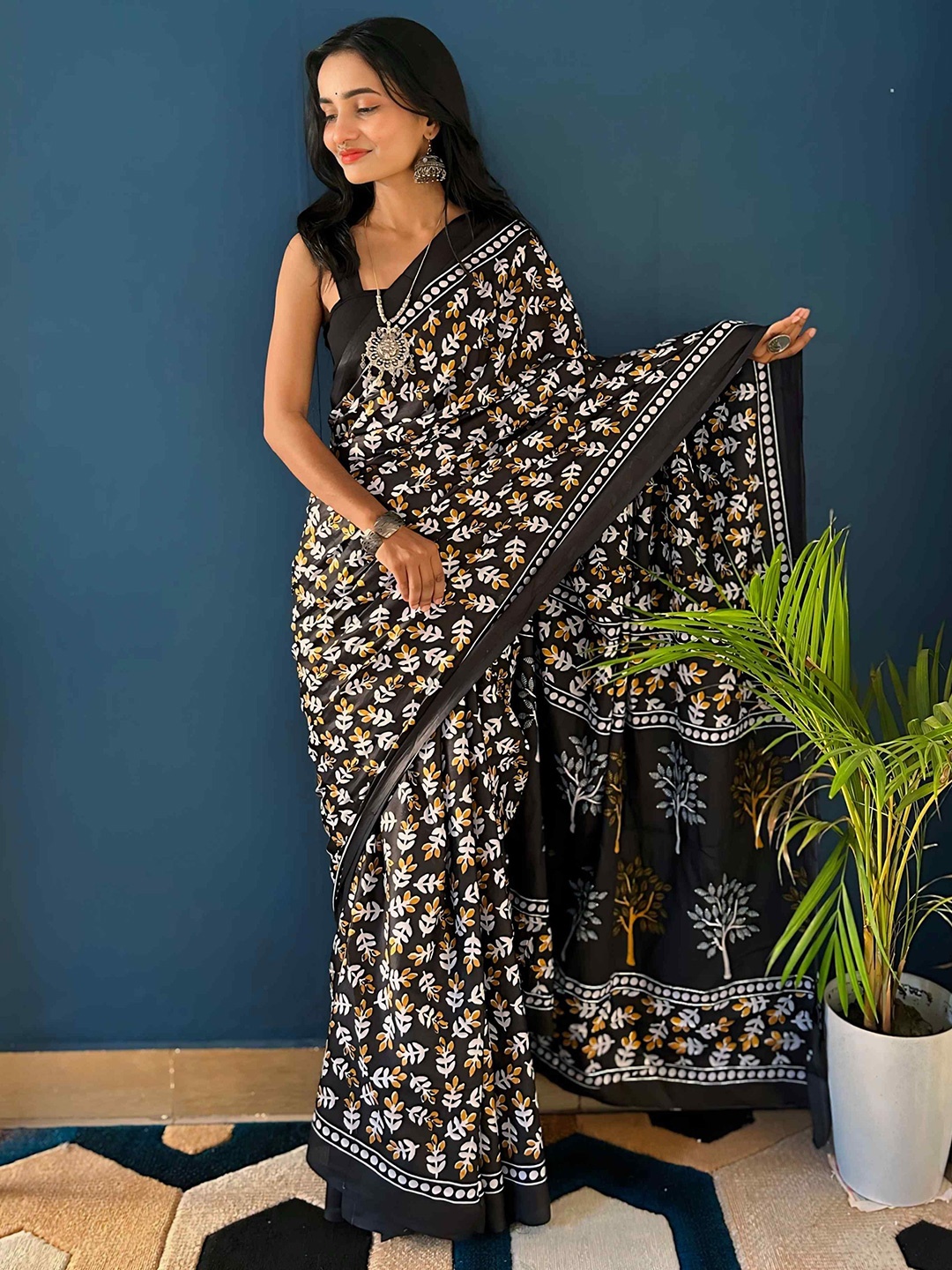 

HERE&NOW Floral Printed Pure Cotton Saree, Black