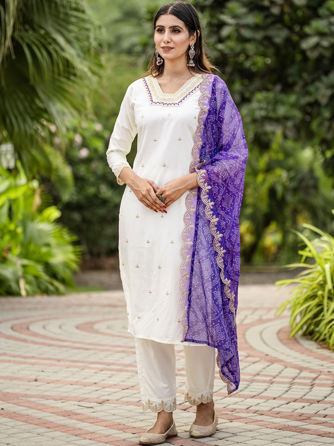 

Divyadham Textiles Women Floral Embroidered Regular Thread Work Kurti with Trousers & With Dupatta, White