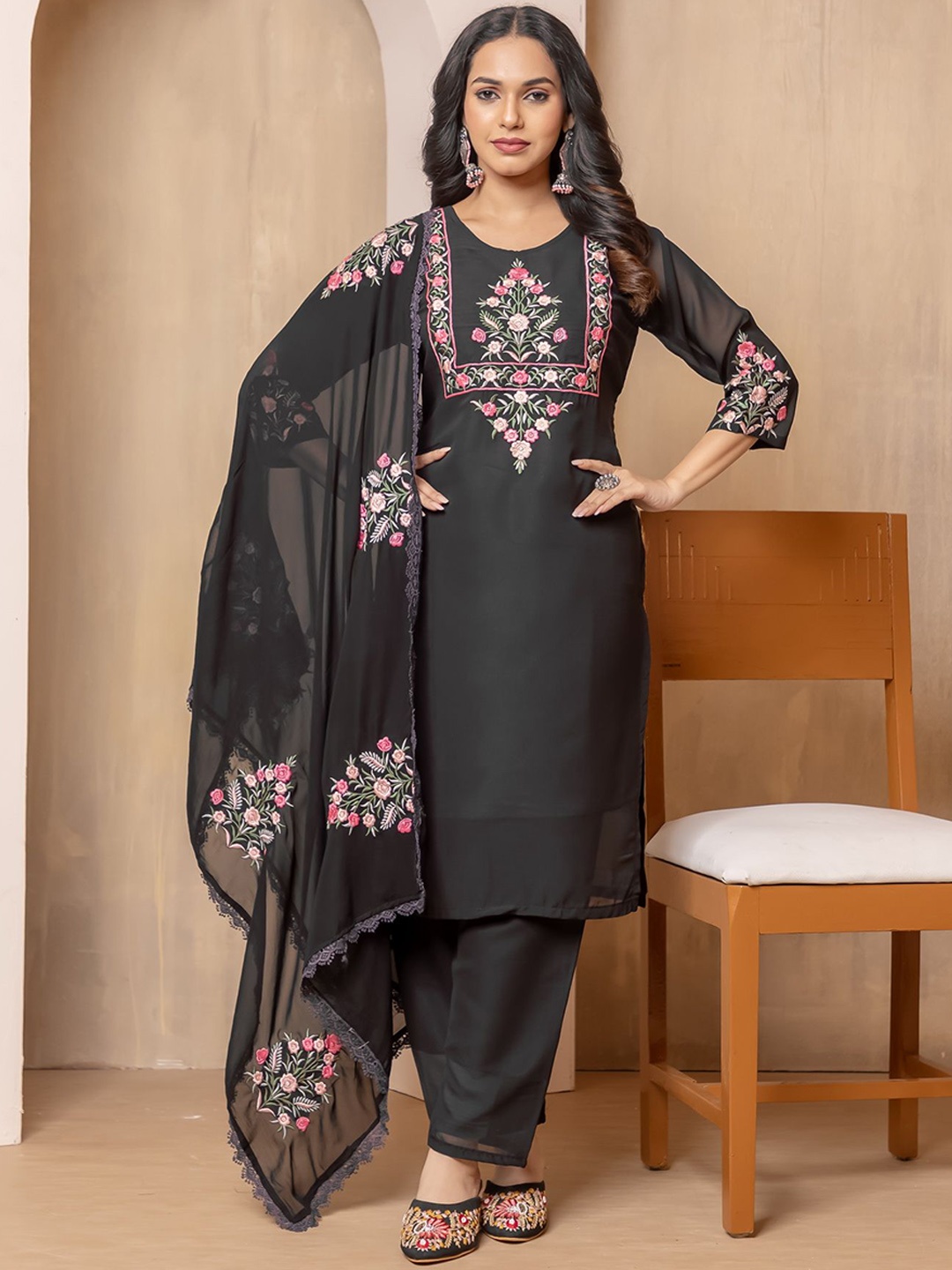 

Divyadham Textiles Women Floral Embroidered Regular Thread Work Kurti with Pyjamas & With Dupatta, Black