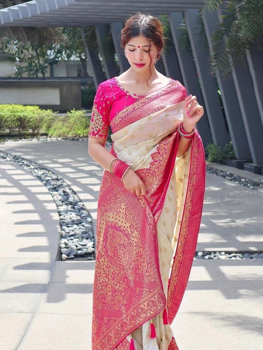 

ZIKARAA Woven Design Zari Pure Silk Kanjeevaram Saree, Cream